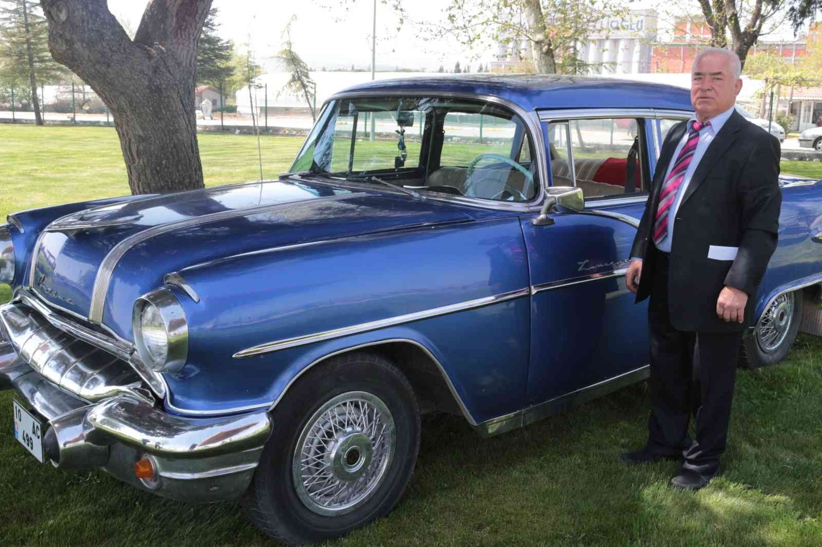66 yıldır yollarda 1965 yılından bu yana küçük sanayi sitesinde kaportacılıkla uğraşan Nedim Eyigören, kendisine ustası tarafından emanet edilen 1956 model Pontiac ...