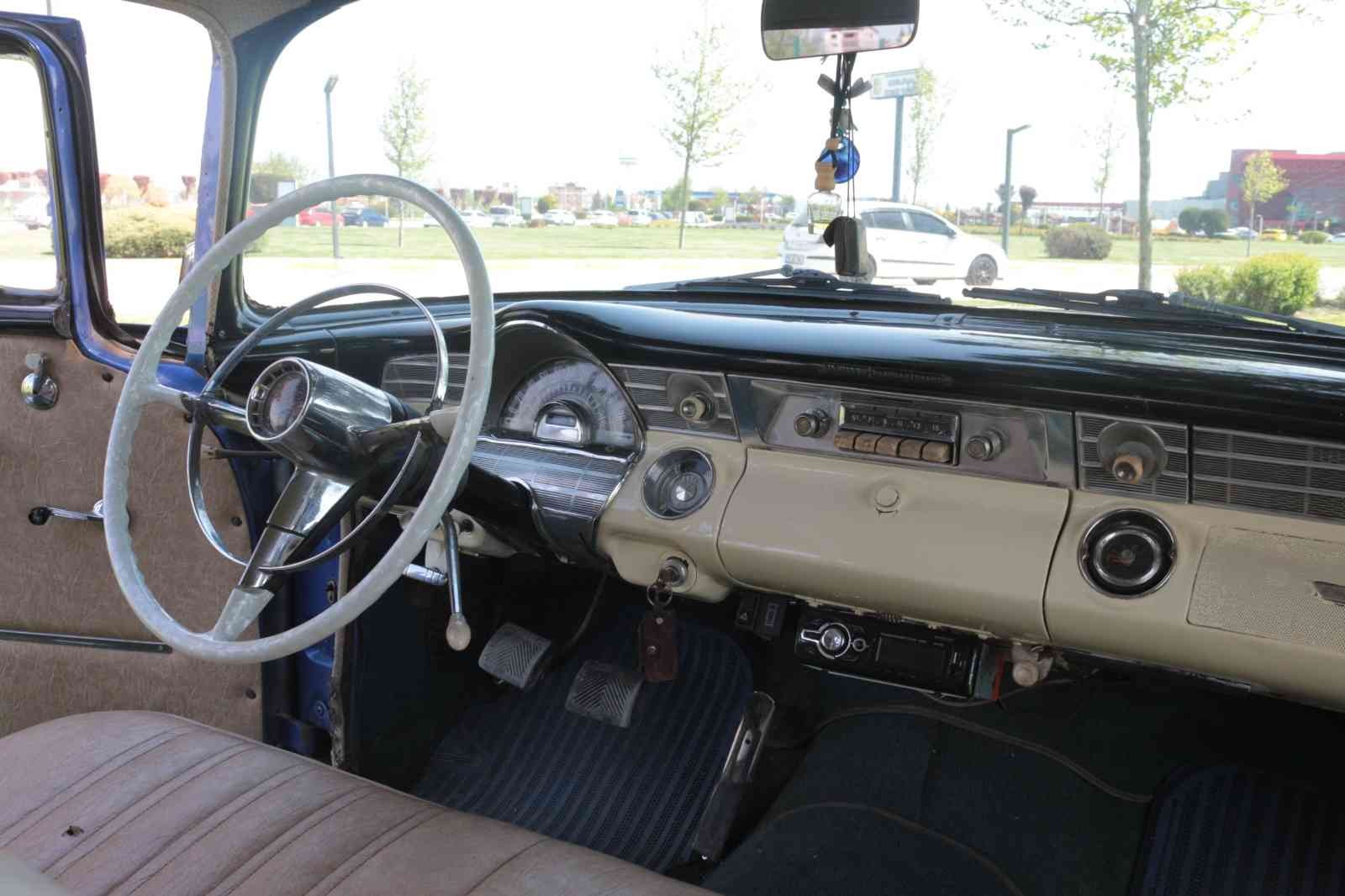 66 yıldır yollarda 1965 yılından bu yana küçük sanayi sitesinde kaportacılıkla uğraşan Nedim Eyigören, kendisine ustası tarafından emanet edilen 1956 model Pontiac ...