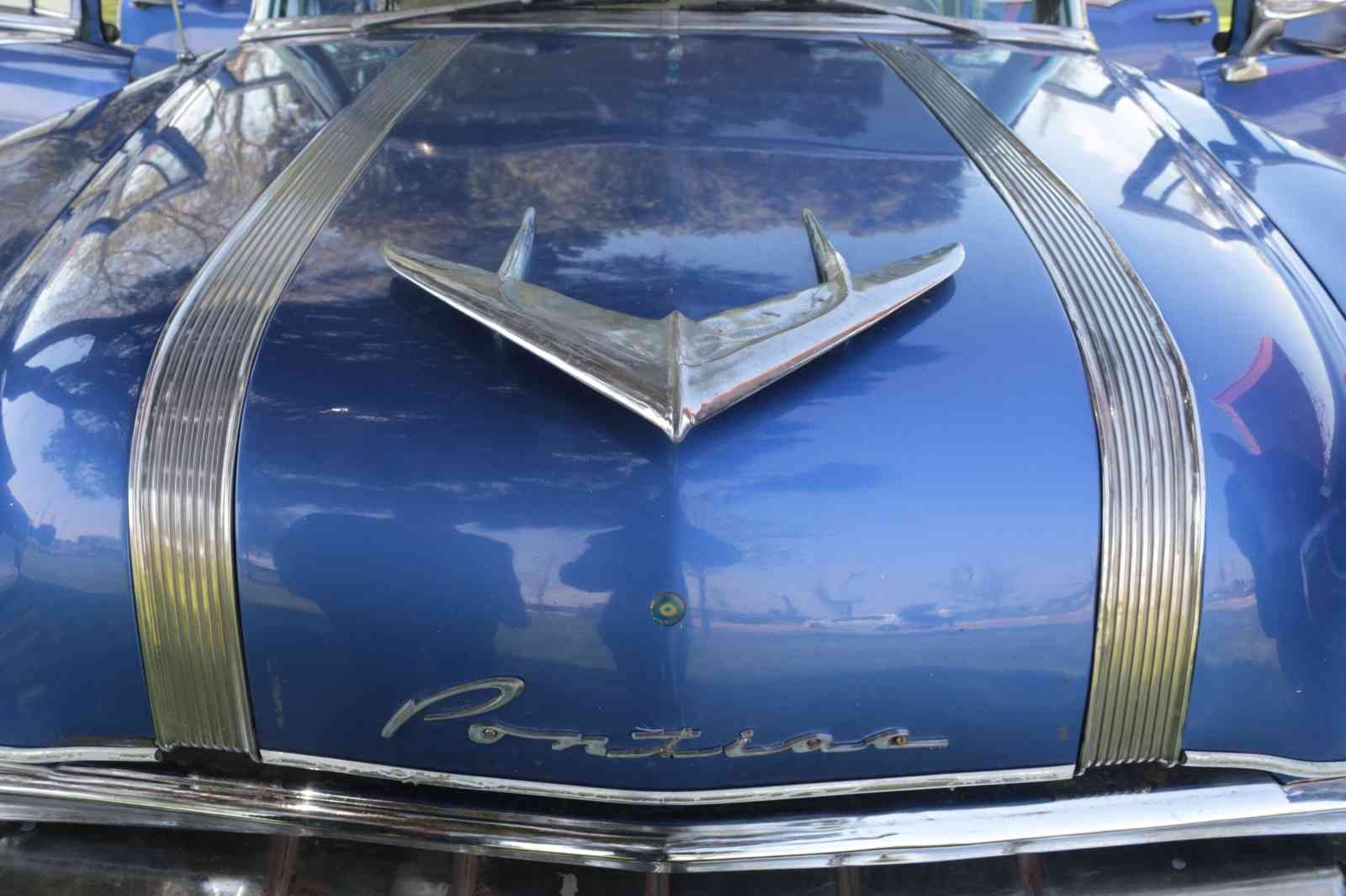 66 yıldır yollarda 1965 yılından bu yana küçük sanayi sitesinde kaportacılıkla uğraşan Nedim Eyigören, kendisine ustası tarafından emanet edilen 1956 model Pontiac ...