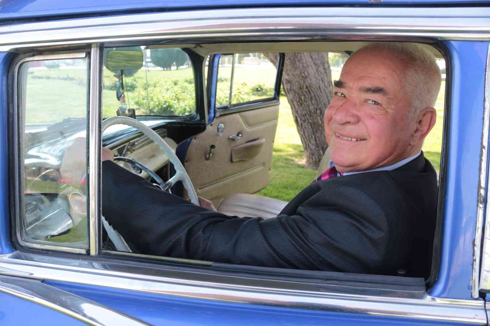 66 yıldır yollarda 1965 yılından bu yana küçük sanayi sitesinde kaportacılıkla uğraşan Nedim Eyigören, kendisine ustası tarafından emanet edilen 1956 model Pontiac ...