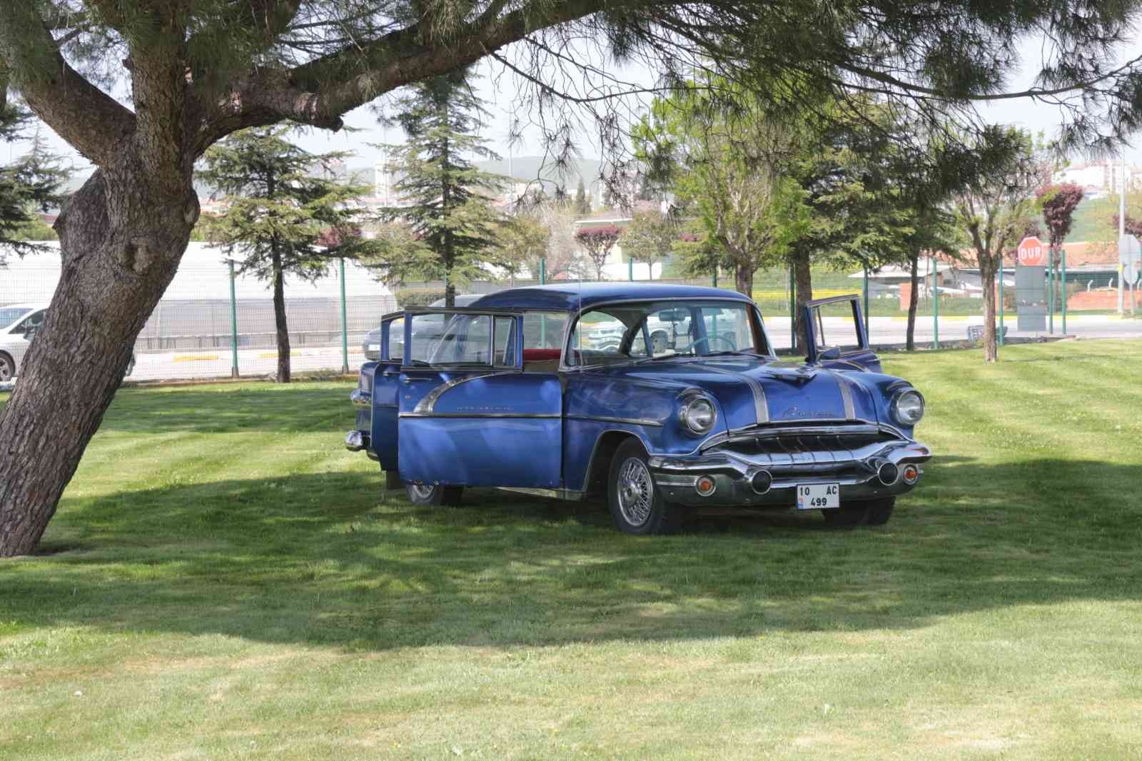 66 yıldır yollarda 1965 yılından bu yana küçük sanayi sitesinde kaportacılıkla uğraşan Nedim Eyigören, kendisine ustası tarafından emanet edilen 1956 model Pontiac ...