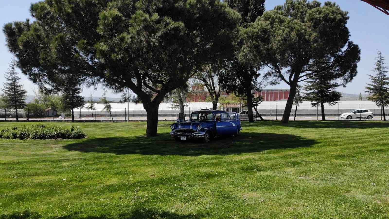 66 yıldır yollarda 1965 yılından bu yana küçük sanayi sitesinde kaportacılıkla uğraşan Nedim Eyigören, kendisine ustası tarafından emanet edilen 1956 model Pontiac ...