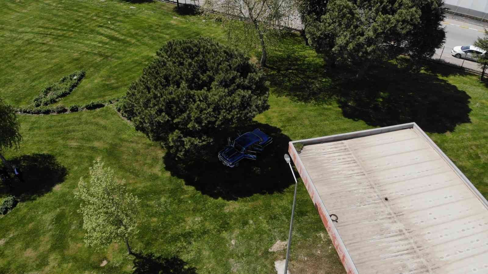 66 yıldır yollarda 1965 yılından bu yana küçük sanayi sitesinde kaportacılıkla uğraşan Nedim Eyigören, kendisine ustası tarafından emanet edilen 1956 model Pontiac ...