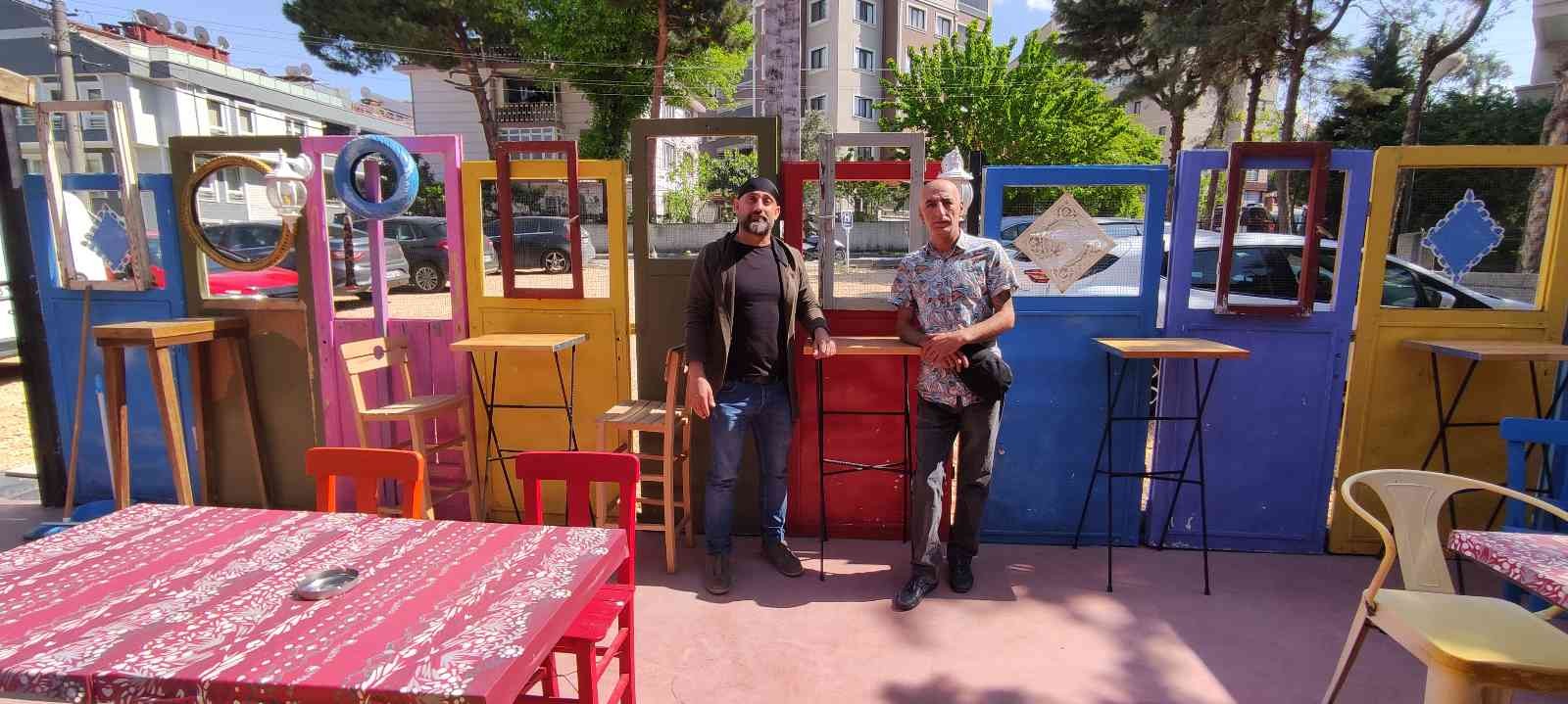 Bursa’da 2 arkadaş 7 milyon liraya açtıkları kafenin masa, sandalye ve dekorasyonunu geri dönüşüm malzemelerinden yaptı. 3 yıl önce kafe açmaya ...
