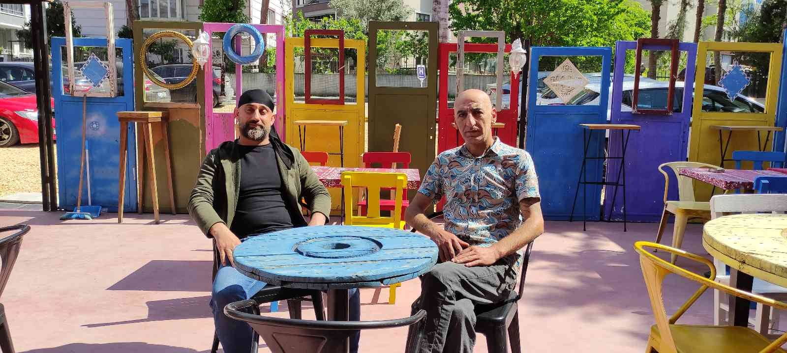 Bursa’da 2 arkadaş 7 milyon liraya açtıkları kafenin masa, sandalye ve dekorasyonunu geri dönüşüm malzemelerinden yaptı. 3 yıl önce kafe açmaya ...