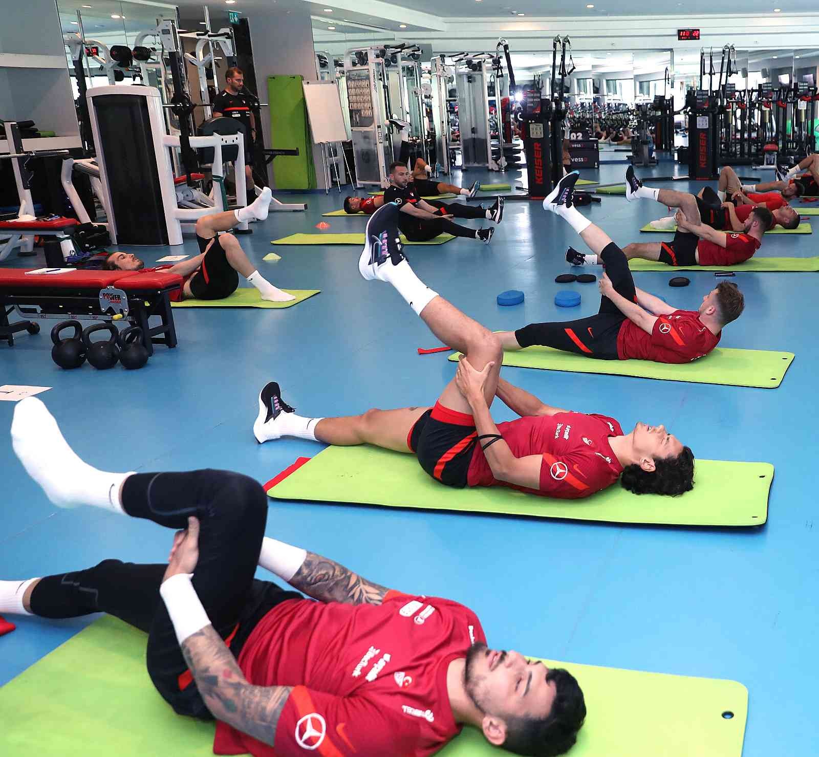 A Milli Futbol Takımı, sabah çalışmasıyla hazırlıklarını sürdürdü UEFA Uluslar Ligi’nde Faroe Adaları, Litvanya ve Lüksemburg ile oynayacağı karşılaşmalar için İstanbul’da kampta bulunan A Milli Futbol Takımı ...