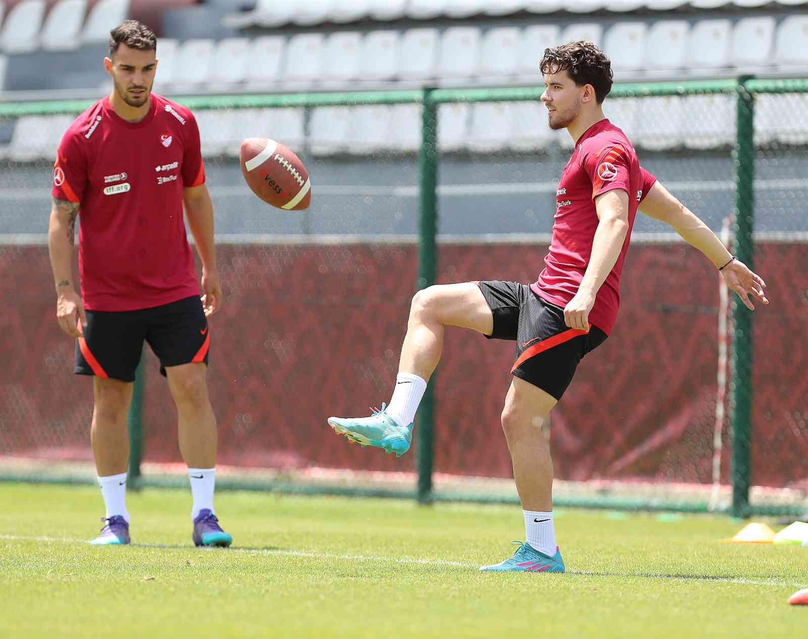 A Milli Futbol Takımı, sabah çalışmasıyla hazırlıklarını sürdürdü UEFA Uluslar Ligi’nde Faroe Adaları, Litvanya ve Lüksemburg ile oynayacağı karşılaşmalar için İstanbul’da kampta bulunan A Milli Futbol Takımı ...