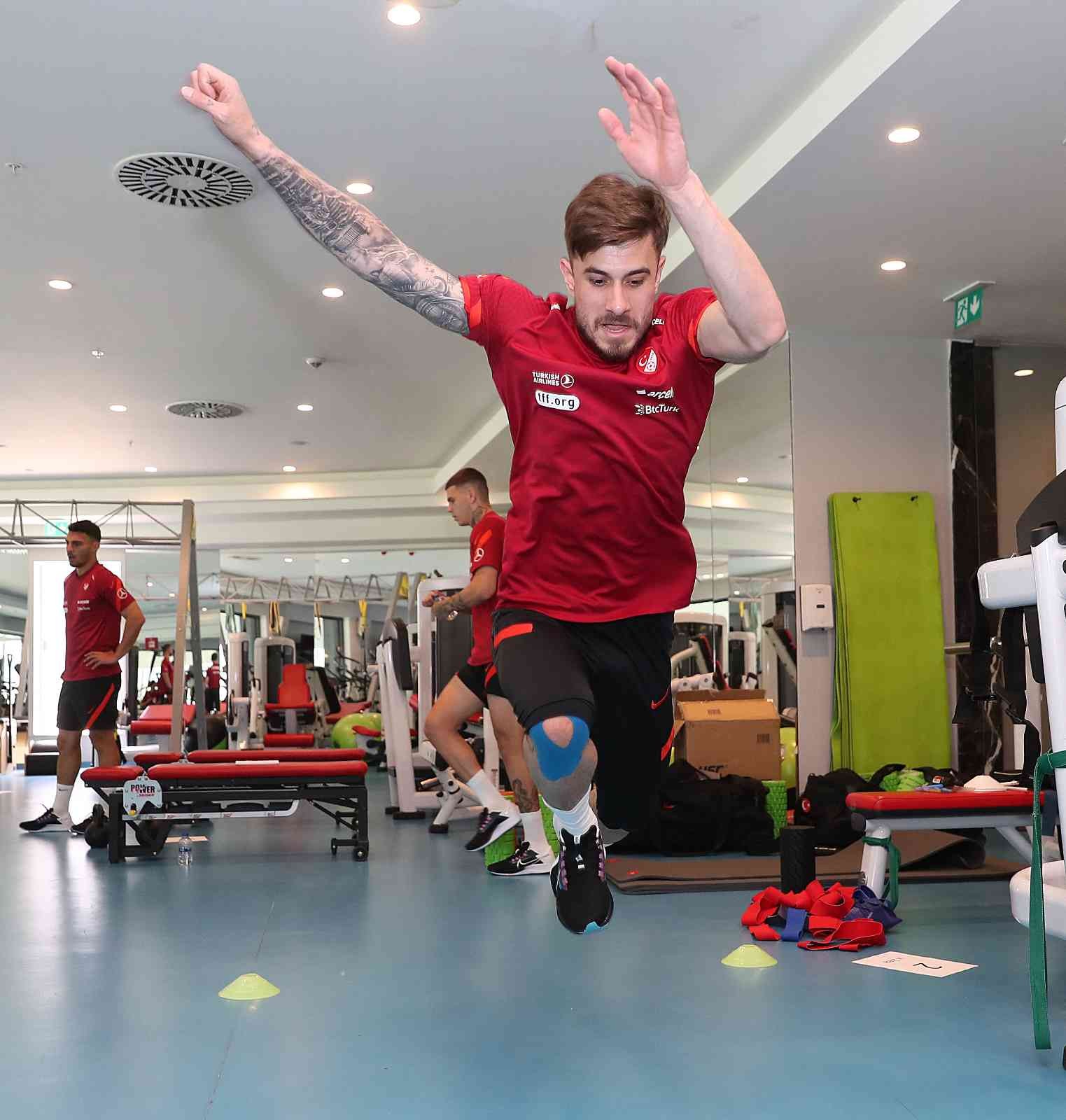 A Milli Futbol Takımı, sabah çalışmasıyla hazırlıklarını sürdürdü UEFA Uluslar Ligi’nde Faroe Adaları, Litvanya ve Lüksemburg ile oynayacağı karşılaşmalar için İstanbul’da kampta bulunan A Milli Futbol Takımı ...