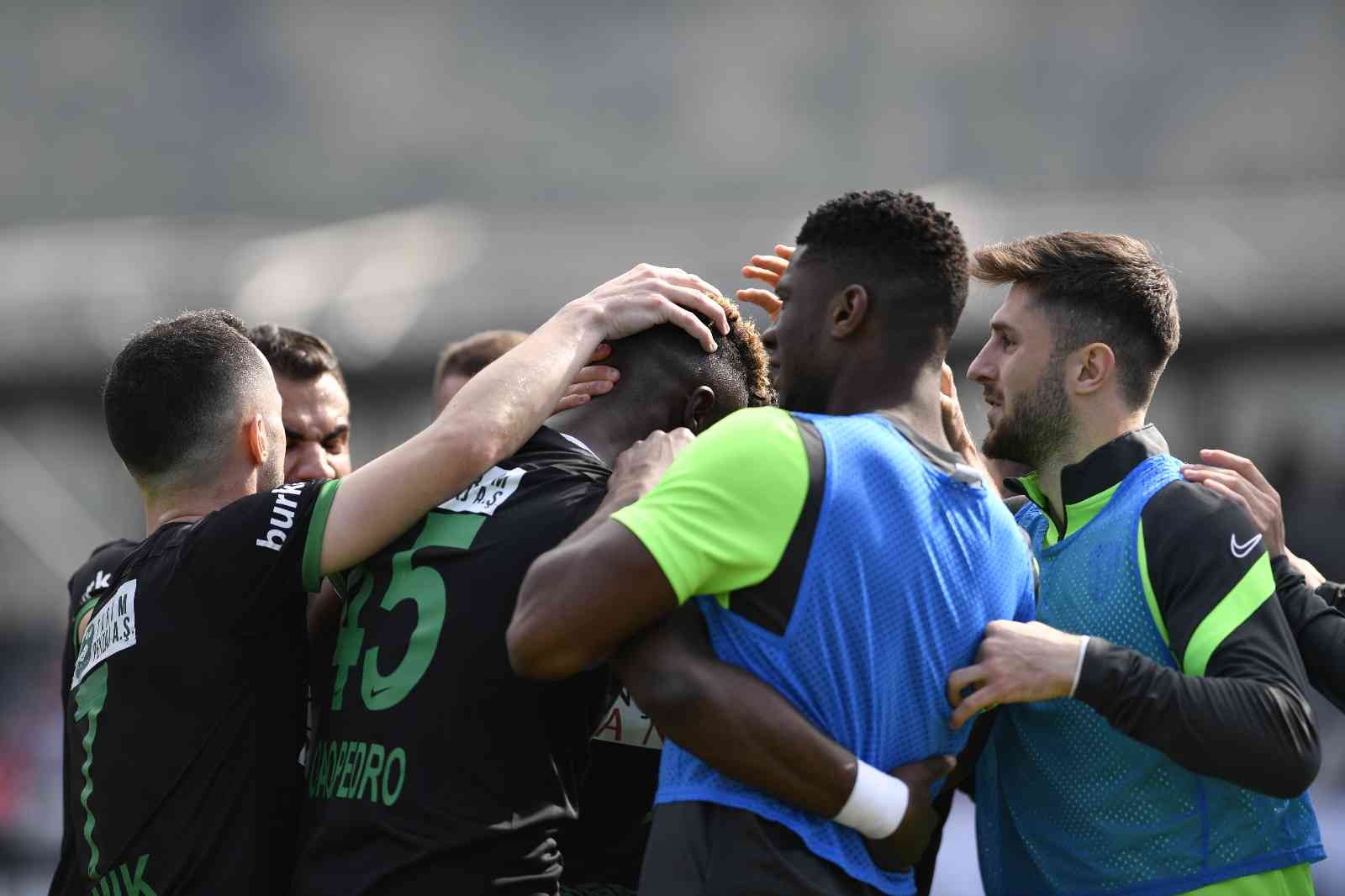 Alinur Aktaş: “Helal olsun çocuklar” Bursaspor’un Manisa FK’yı 3-1 mağlup ettiği maçta tribünde bulunan Bursa Büyükşehir Belediye Başkanı Alinur Aktaş, karşılaşma sonrası, “Çok ...