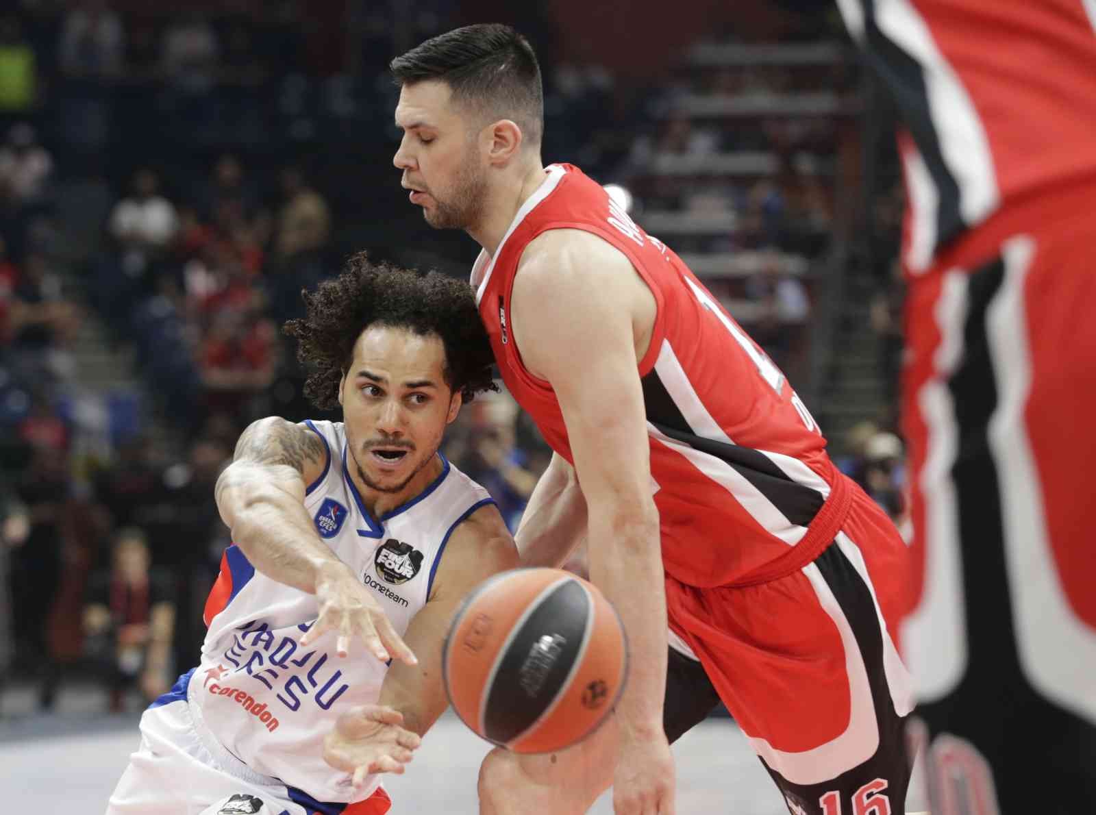 Sırbistan’ın başkenti Belgrad’da düzenlenen THY Euroleague Final Four’da Anadolu Efes, Yunan ekibi Olympiakos’u 77-74’lük skorla mağlup ederek ...