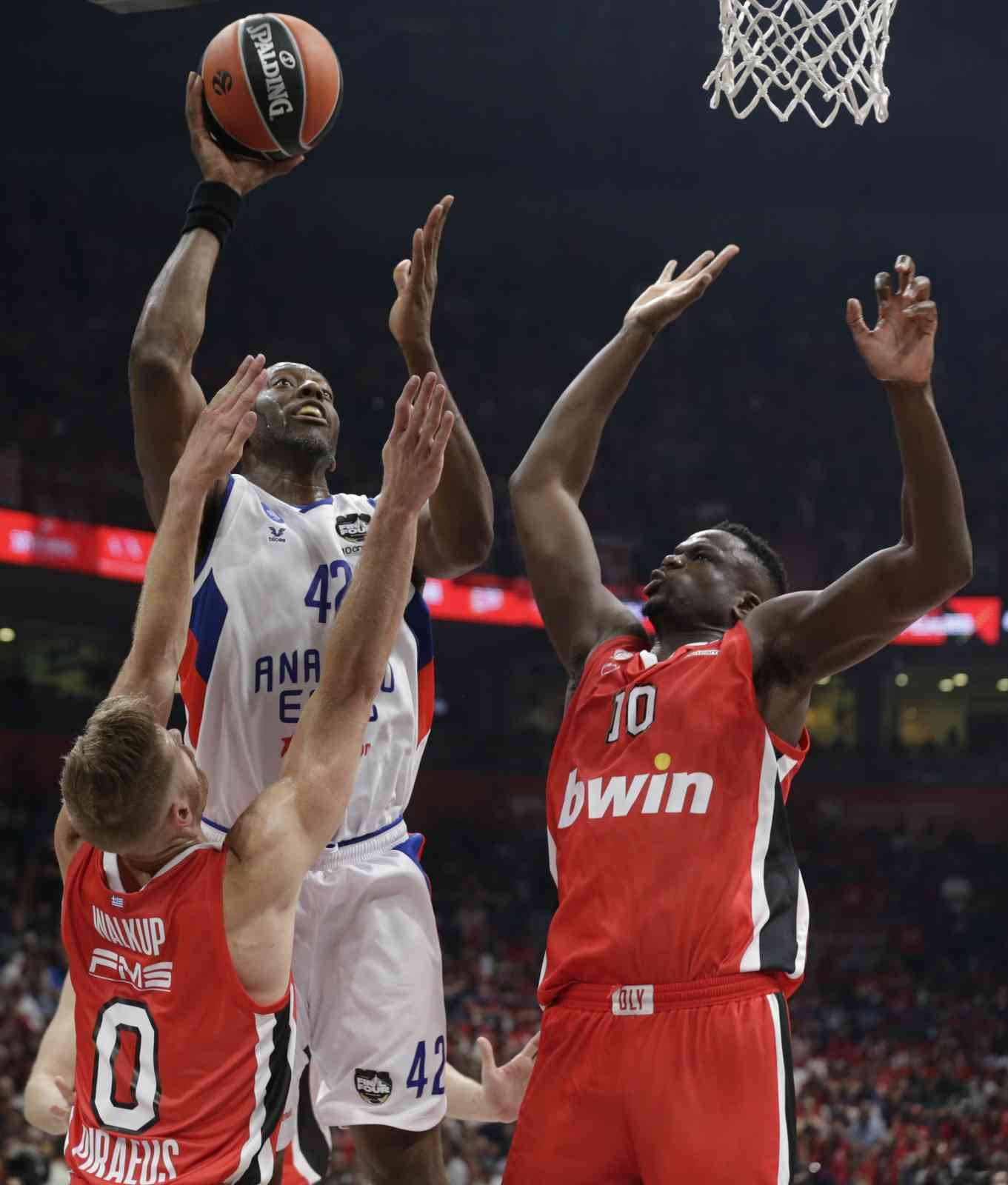 Sırbistan’ın başkenti Belgrad’da düzenlenen THY Euroleague Final Four’da Anadolu Efes, Yunan ekibi Olympiakos’u 77-74’lük skorla mağlup ederek ...