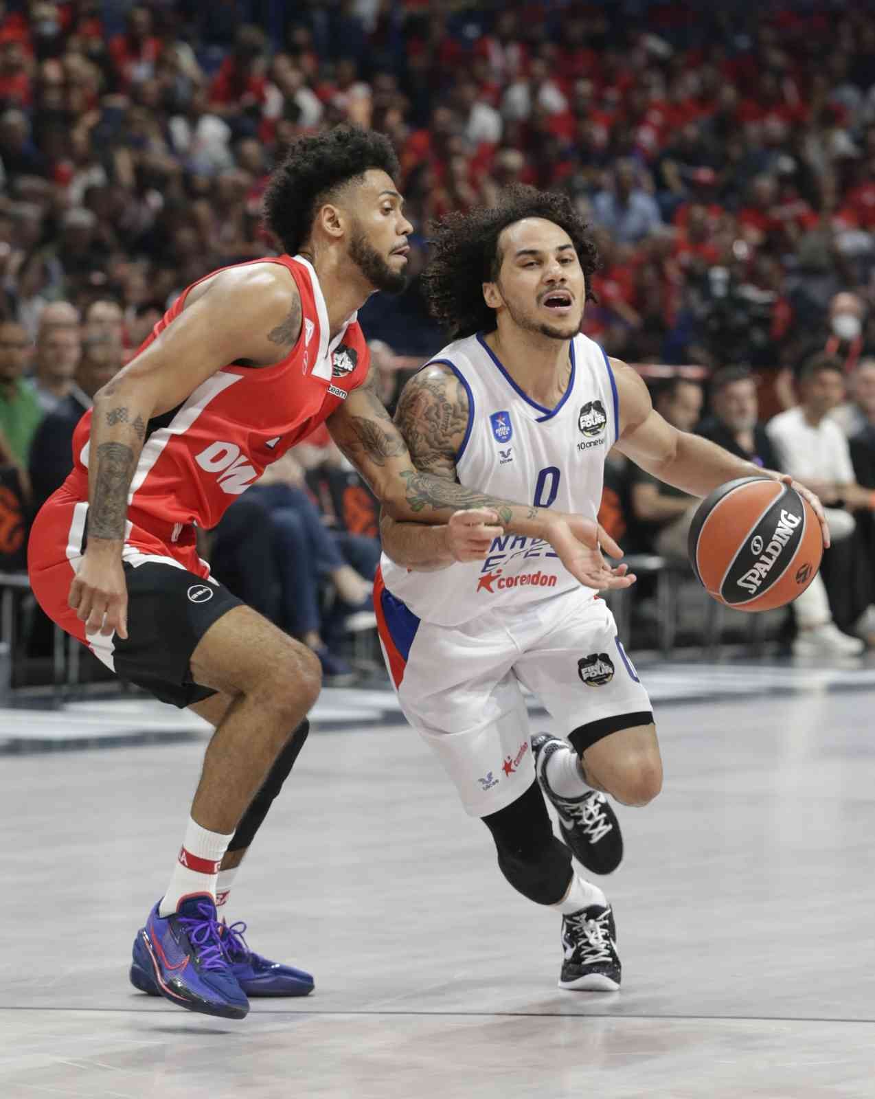 Sırbistan’ın başkenti Belgrad’da düzenlenen THY Euroleague Final Four’da Anadolu Efes, Yunan ekibi Olympiakos’u 77-74’lük skorla mağlup ederek ...