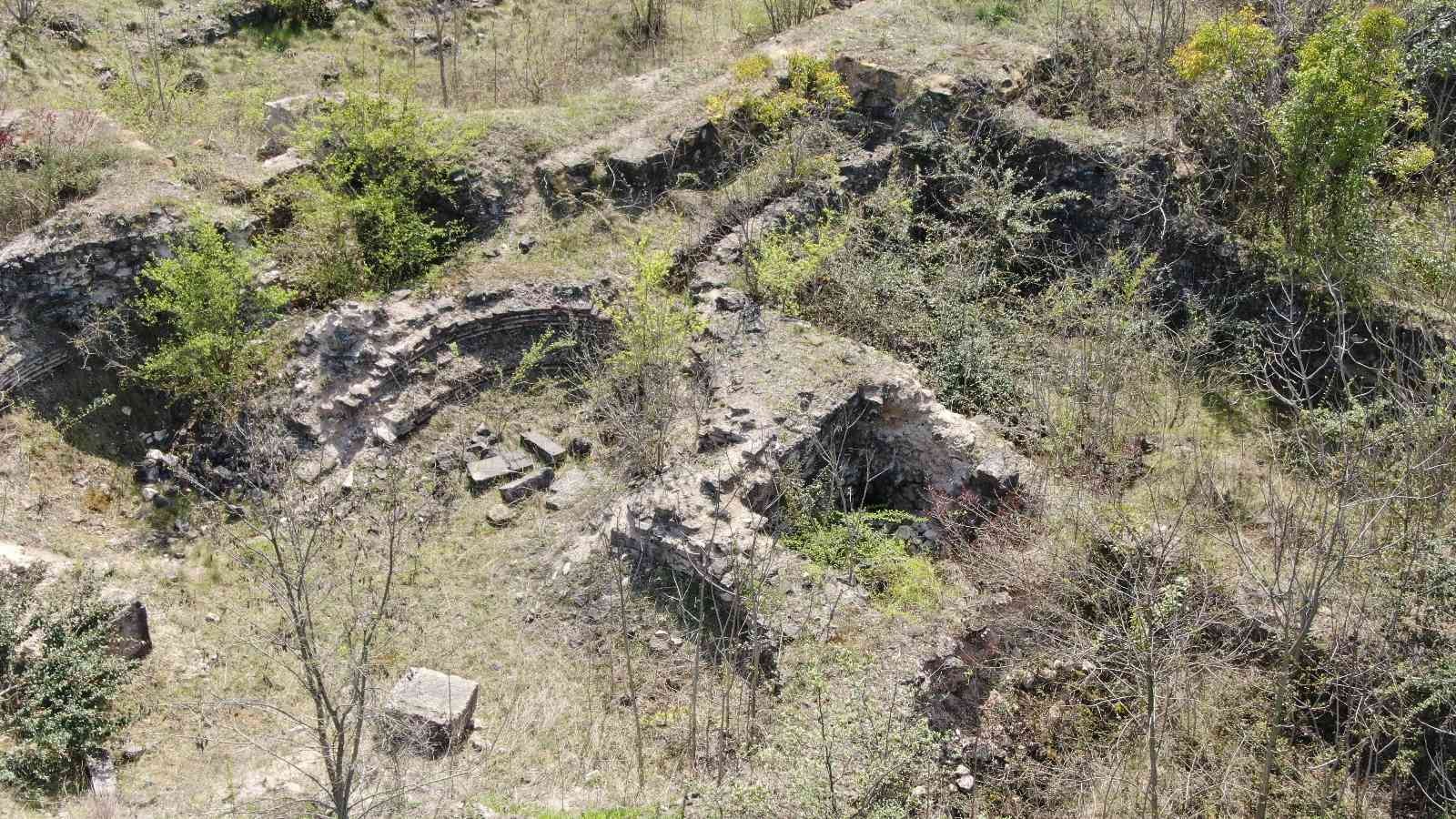 Antik döneme ait yapıların bulunduğu Kocaeli’nin İzmit ilçesinde yaklaşık 2 bin yıl önce önemli kişiler için inşa edilen tümülüsler asırlara ...