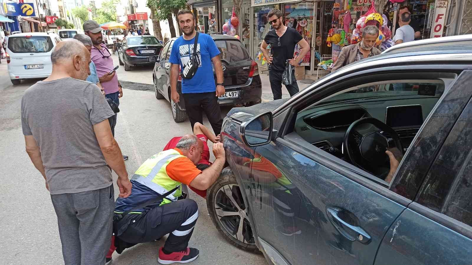 Edirne’nin Keşan ilçesinde park halinde bulunan bir aracın motor kısmına sıkışan yavru kediyi kurtarmak için vatandaşlar seferber oldu. Dışarı ...
