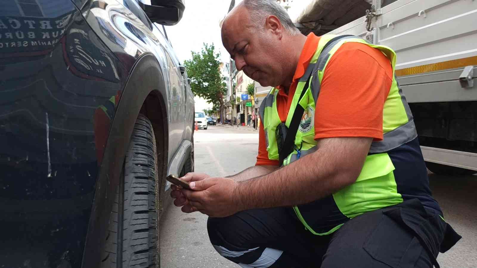 Aracın motoruna sıkışan kediyi kurtarmak için seferber oldular Edirne’nin Keşan ilçesinde park halinde bulunan bir aracın motor kısmına sıkışan yavru kediyi kurtarmak için vatandaşlar seferber oldu. Dışarı ...