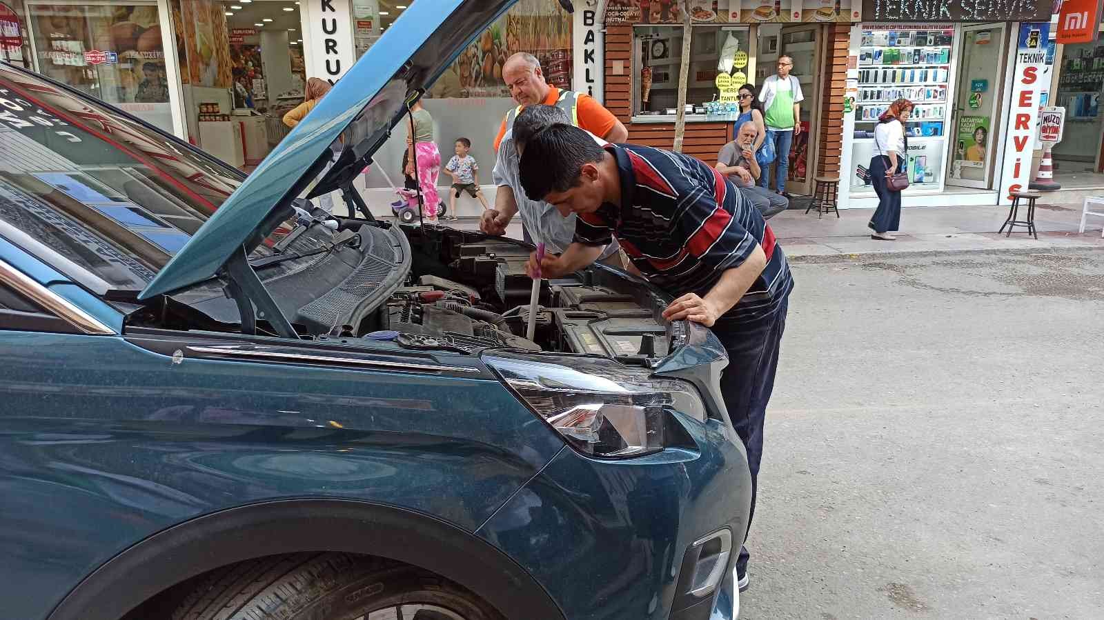 Aracın motoruna sıkışan kediyi kurtarmak için seferber oldular Edirne’nin Keşan ilçesinde park halinde bulunan bir aracın motor kısmına sıkışan yavru kediyi kurtarmak için vatandaşlar seferber oldu. Dışarı ...