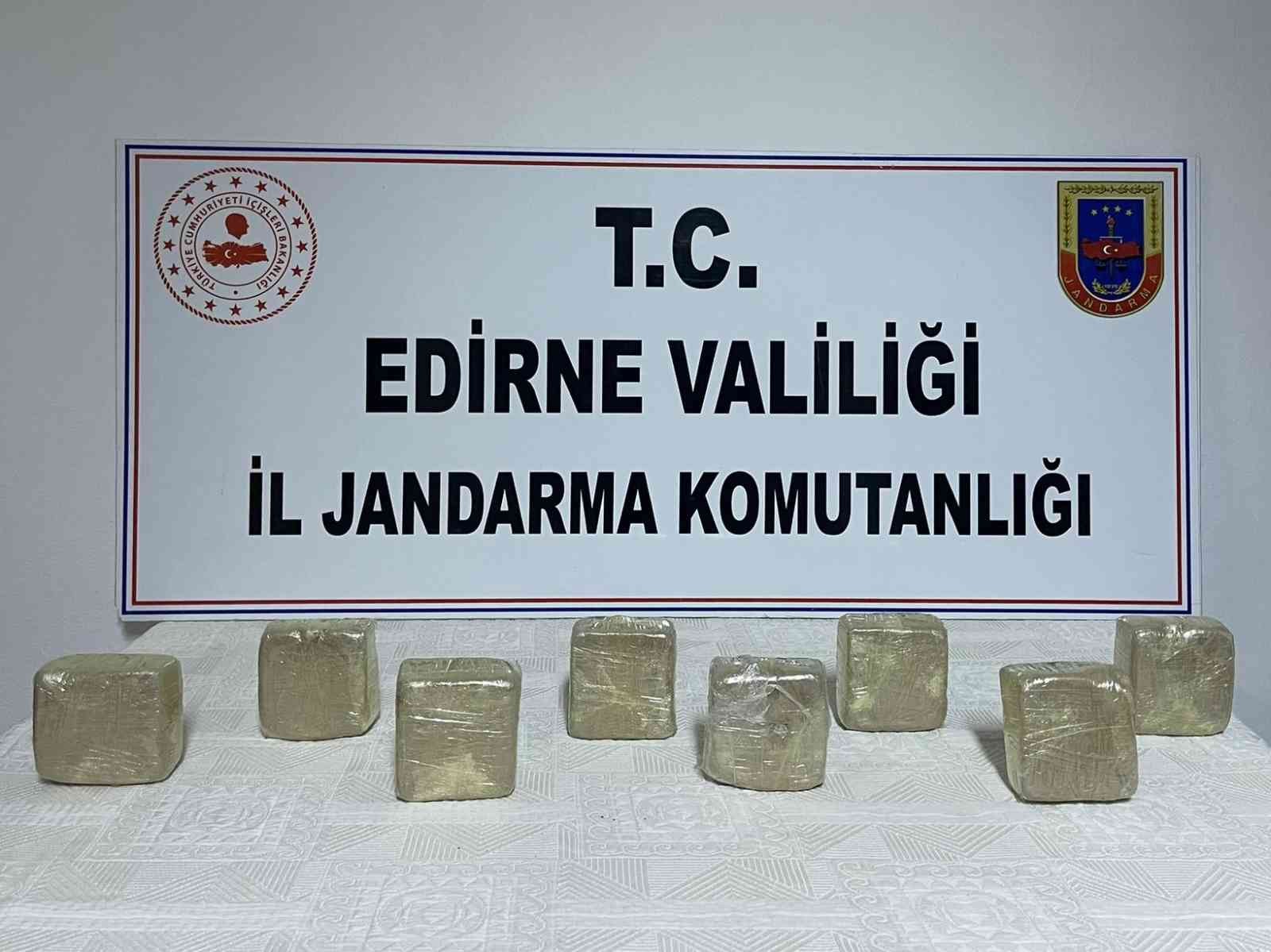 Aracında 4 kilo uyuşturucu ile yakalanan sürücü gözaltına alındı Edirne İl Jandarma Komutanlığı ekipleri tarafından Havsa ilçesi yakınlarında durdurulan bir otomobilde 4 kilo 40 gram eroin ele geçirilirken ...