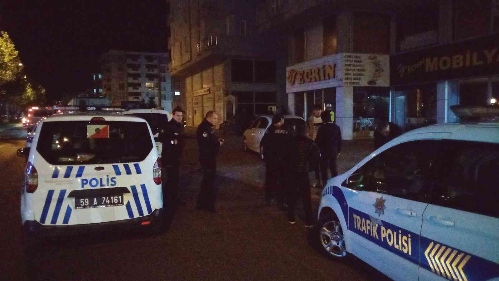 Arkadaşını kuru sıkı tabanca kabzasıyla yaraladı Tekirdağ’ın Çorlu ilçesinde alkollü bir şahıs, kavga ettiği arkadaşını kuru sıkı tabanca kabzasıyla kulağından yaraladı. Alkol alan 3 arkadaşın ...