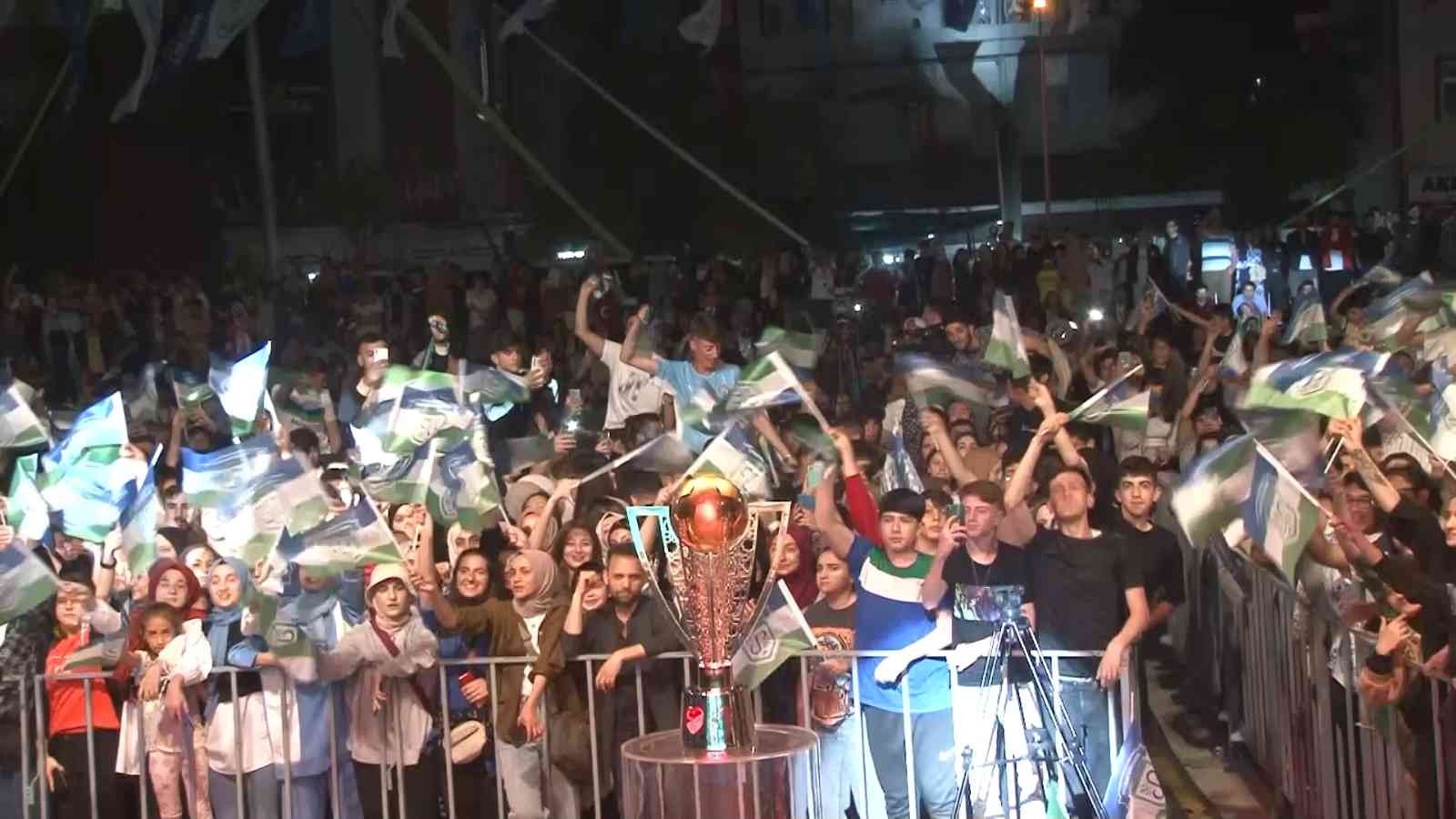 Arnavutköy Belediye Spor şampiyonluğu coşkuyla kutlandı Arnavutköy’de geçtiğimiz günlerde oynanan Artvin Hopaspor maçını kazanarak TFF 2. Lig’e yükselen Arnavutköy Belediye Spor’un şampiyonluğu ...