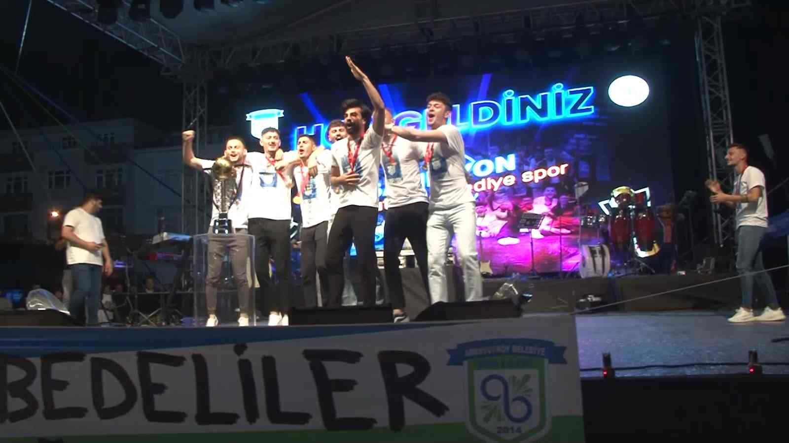 Arnavutköy Belediye Spor şampiyonluğu coşkuyla kutlandı Arnavutköy’de geçtiğimiz günlerde oynanan Artvin Hopaspor maçını kazanarak TFF 2. Lig’e yükselen Arnavutköy Belediye Spor’un şampiyonluğu ...