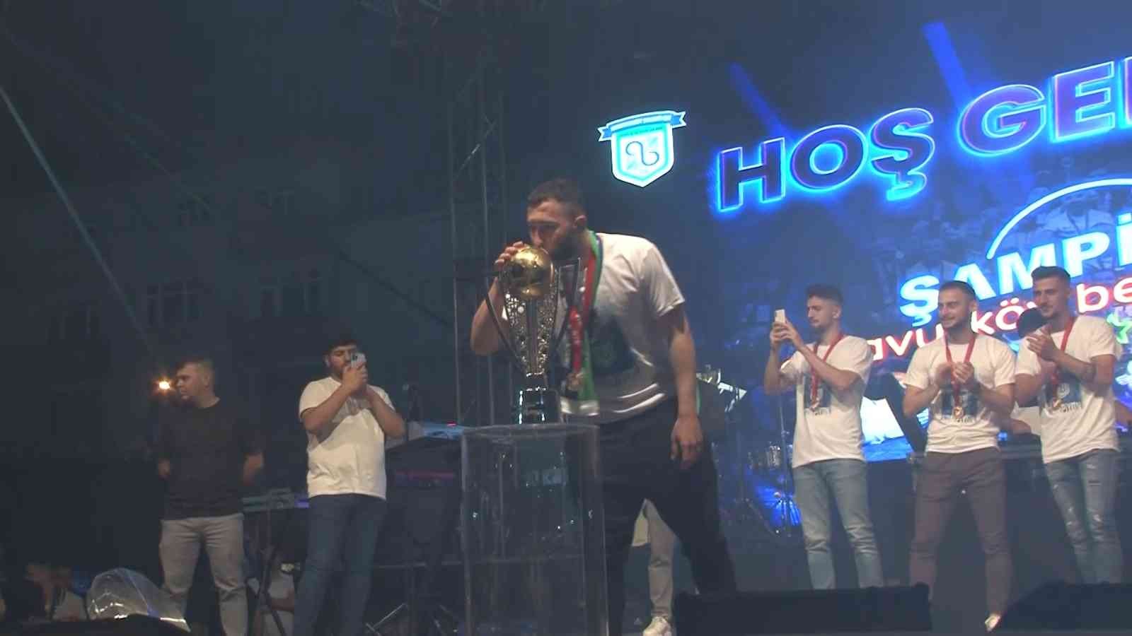 Arnavutköy Belediye Spor şampiyonluğu coşkuyla kutlandı Arnavutköy’de geçtiğimiz günlerde oynanan Artvin Hopaspor maçını kazanarak TFF 2. Lig’e yükselen Arnavutköy Belediye Spor’un şampiyonluğu ...