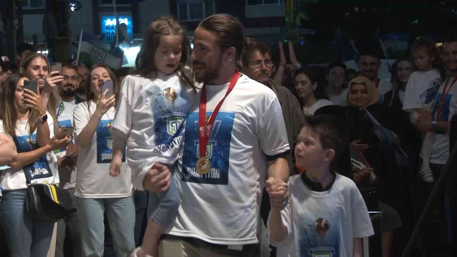 Arnavutköy Belediye Spor şampiyonluğu coşkuyla kutlandı Arnavutköy’de geçtiğimiz günlerde oynanan Artvin Hopaspor maçını kazanarak TFF 2. Lig’e yükselen Arnavutköy Belediye Spor’un şampiyonluğu ...