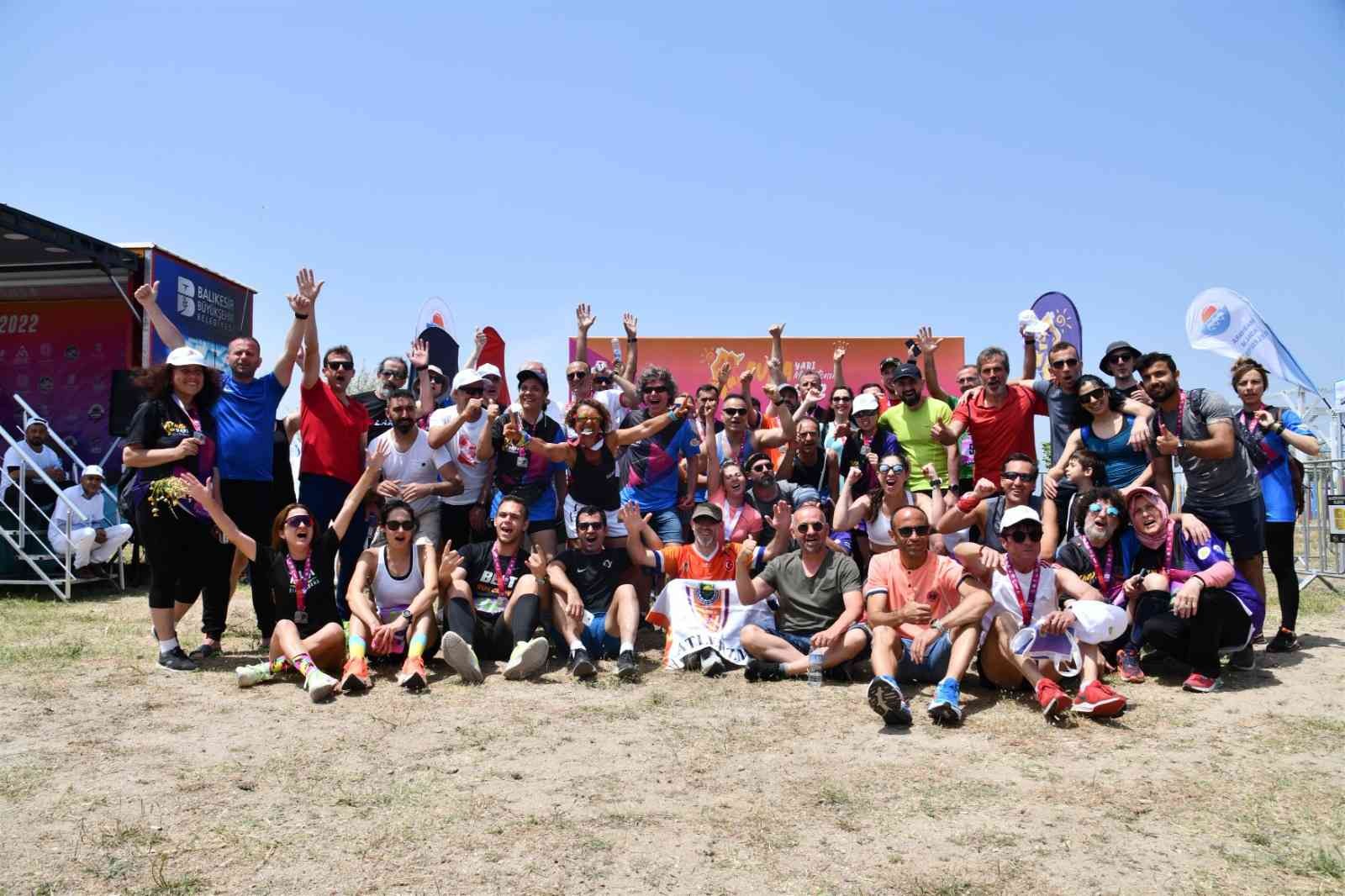 Balıkesir Avşa Yarı Maratonu’nda 300’den fazla yerli ve yabancı sporcu ‘Temiz Denize Doğru Koşuyoruz’ sloganıyla Marmara Denizi’ne koşarak sıfır ...
