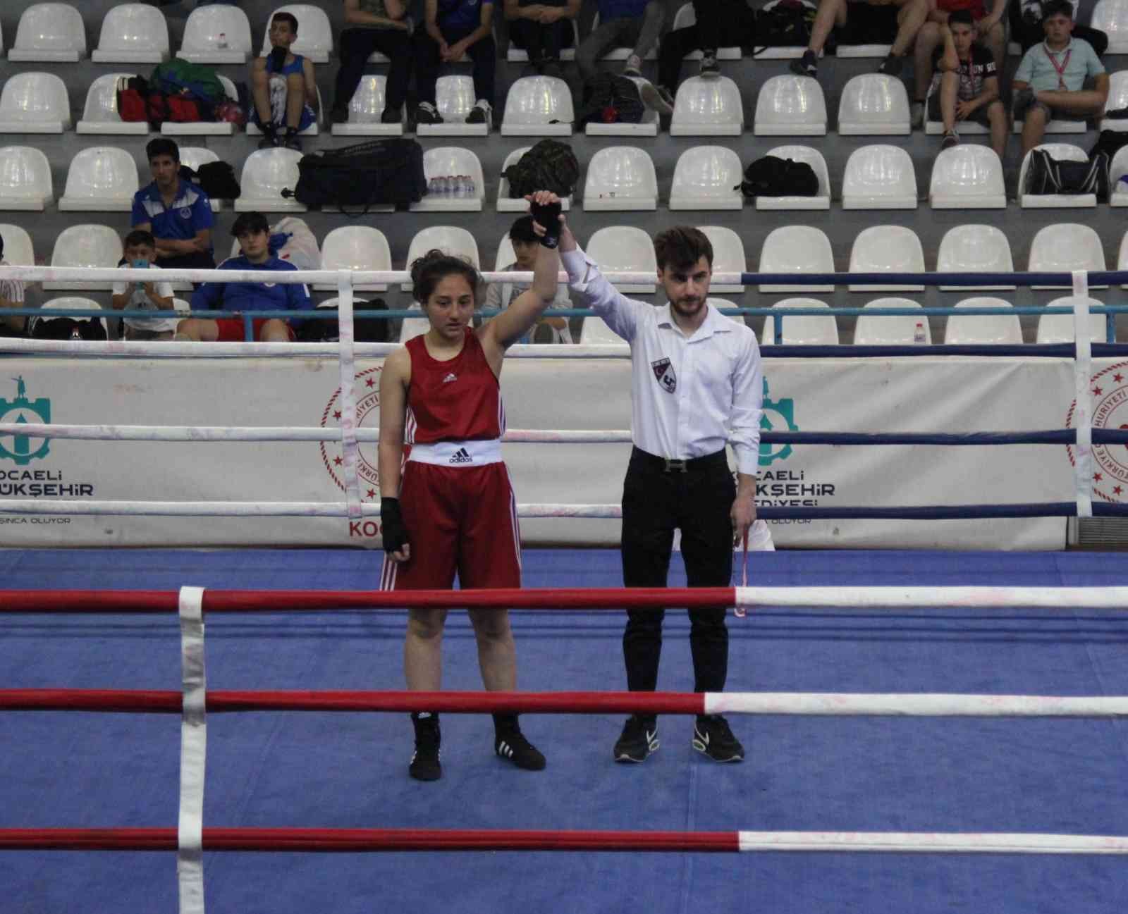 Babasının spor salonu açmasıyla 11 yaşında boksa başlayan 14 yaşındaki İrem Günay, babasının antrenörlüğüyle Kocaeli İl Boks Şampiyonası’nda ...