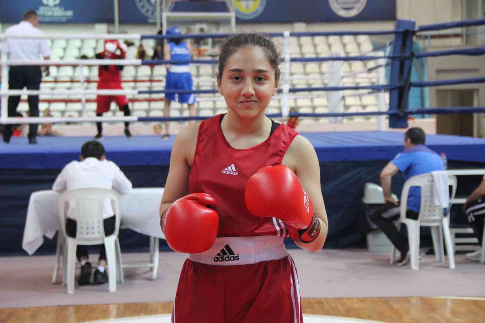 Babasının spor salonu açmasıyla 11 yaşında boksa başlayan 14 yaşındaki İrem Günay, babasının antrenörlüğüyle Kocaeli İl Boks Şampiyonası’nda ...