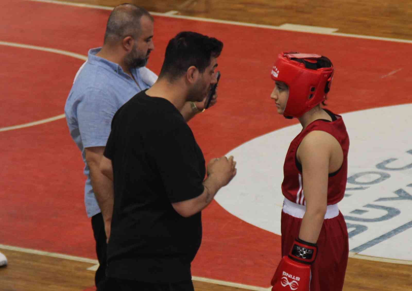 Babasının spor salonu açmasıyla 11 yaşında boksa başlayan 14 yaşındaki İrem Günay, babasının antrenörlüğüyle Kocaeli İl Boks Şampiyonası’nda ...