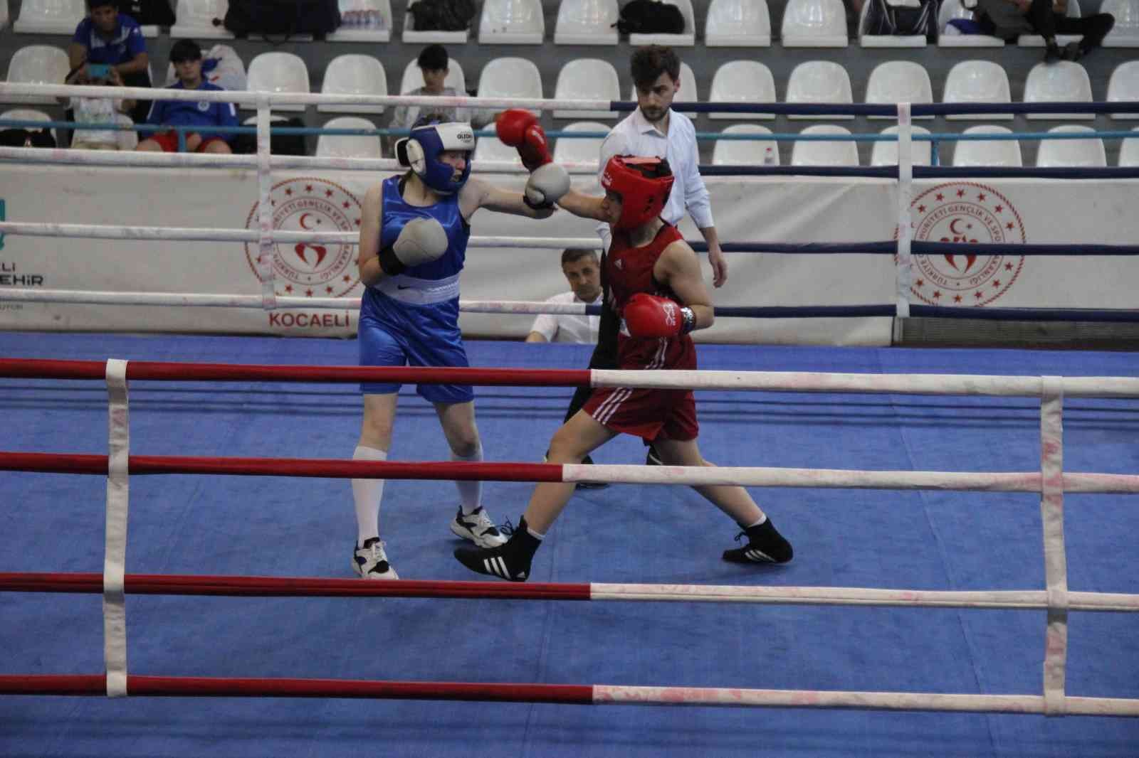 Babasının spor salonu açmasıyla 11 yaşında boksa başlayan 14 yaşındaki İrem Günay, babasının antrenörlüğüyle Kocaeli İl Boks Şampiyonası’nda ...