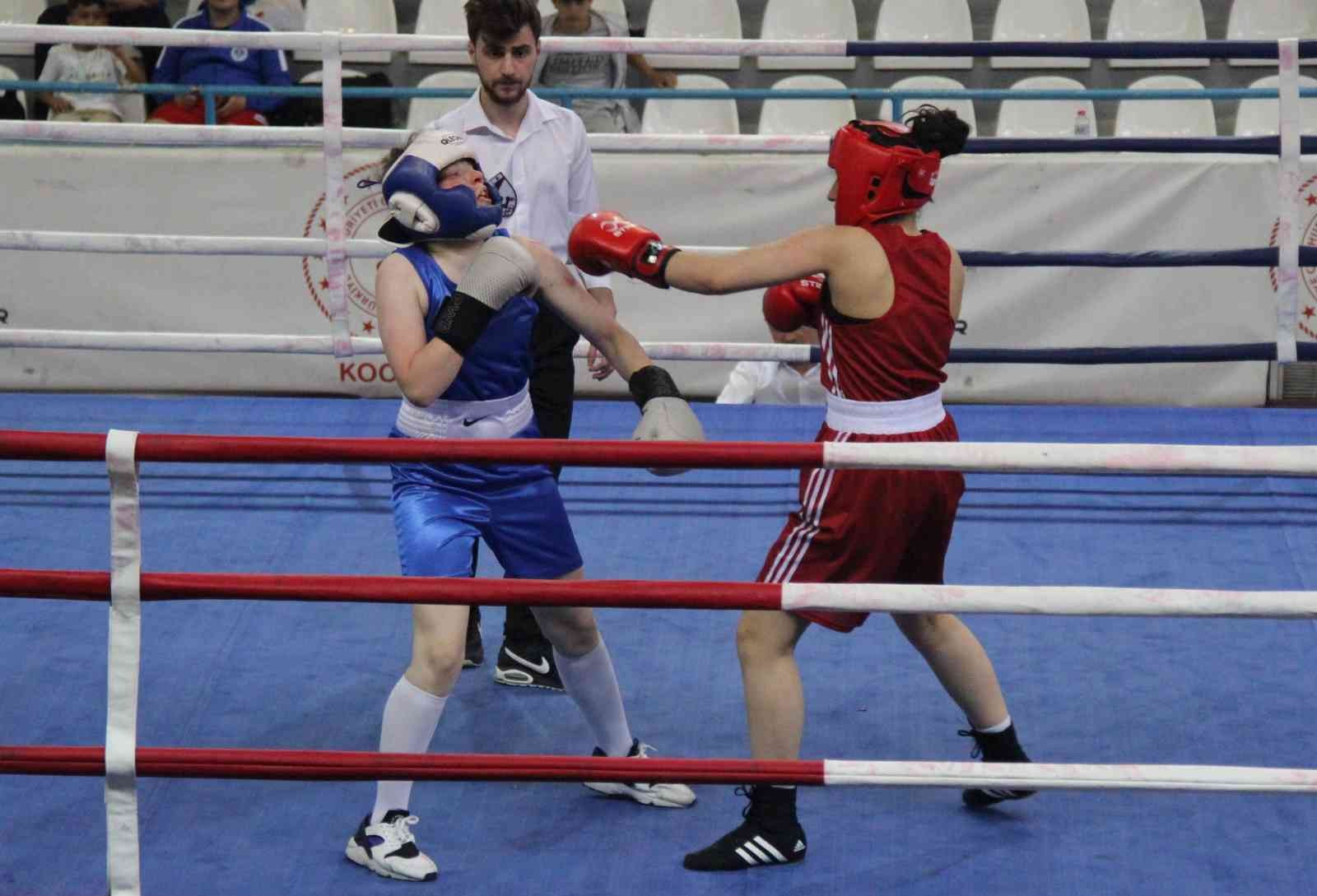 Babasının spor salonu açmasıyla 11 yaşında boksa başlayan 14 yaşındaki İrem Günay, babasının antrenörlüğüyle Kocaeli İl Boks Şampiyonası’nda ...