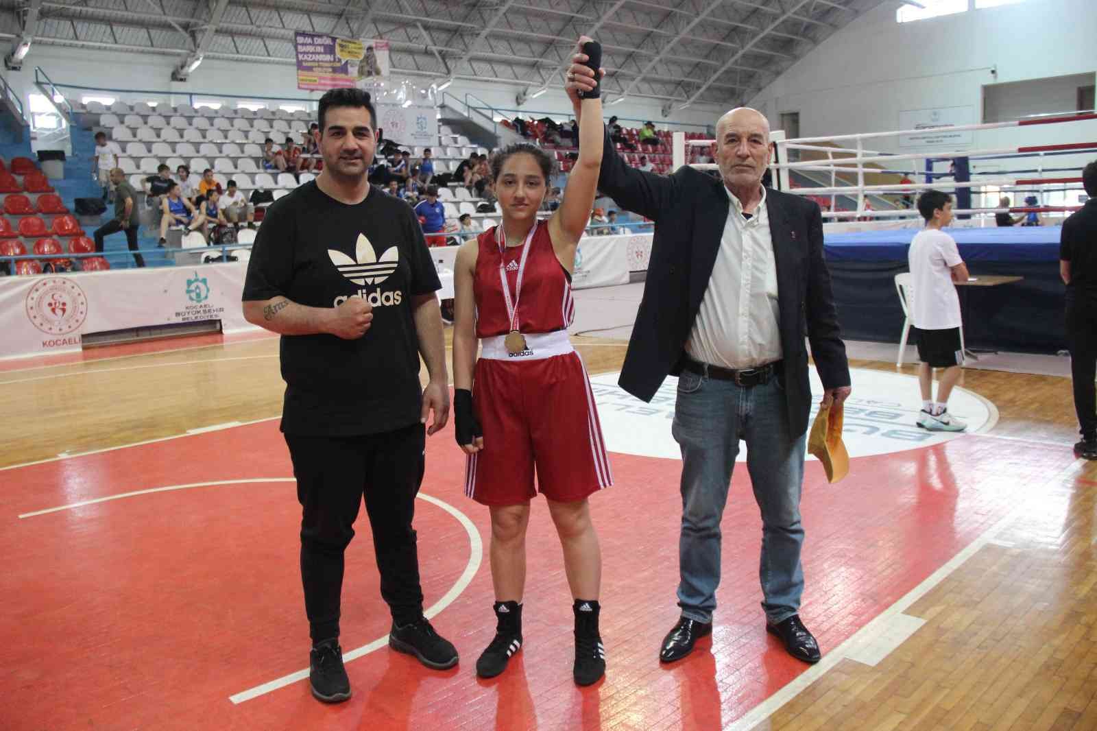 Babasının spor salonu açmasıyla 11 yaşında boksa başlayan 14 yaşındaki İrem Günay, babasının antrenörlüğüyle Kocaeli İl Boks Şampiyonası’nda ...