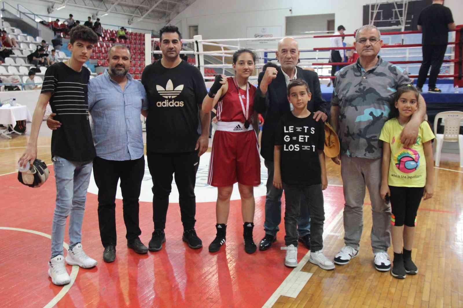 Babasının spor salonu açmasıyla 11 yaşında boksa başlayan 14 yaşındaki İrem Günay, babasının antrenörlüğüyle Kocaeli İl Boks Şampiyonası’nda ...