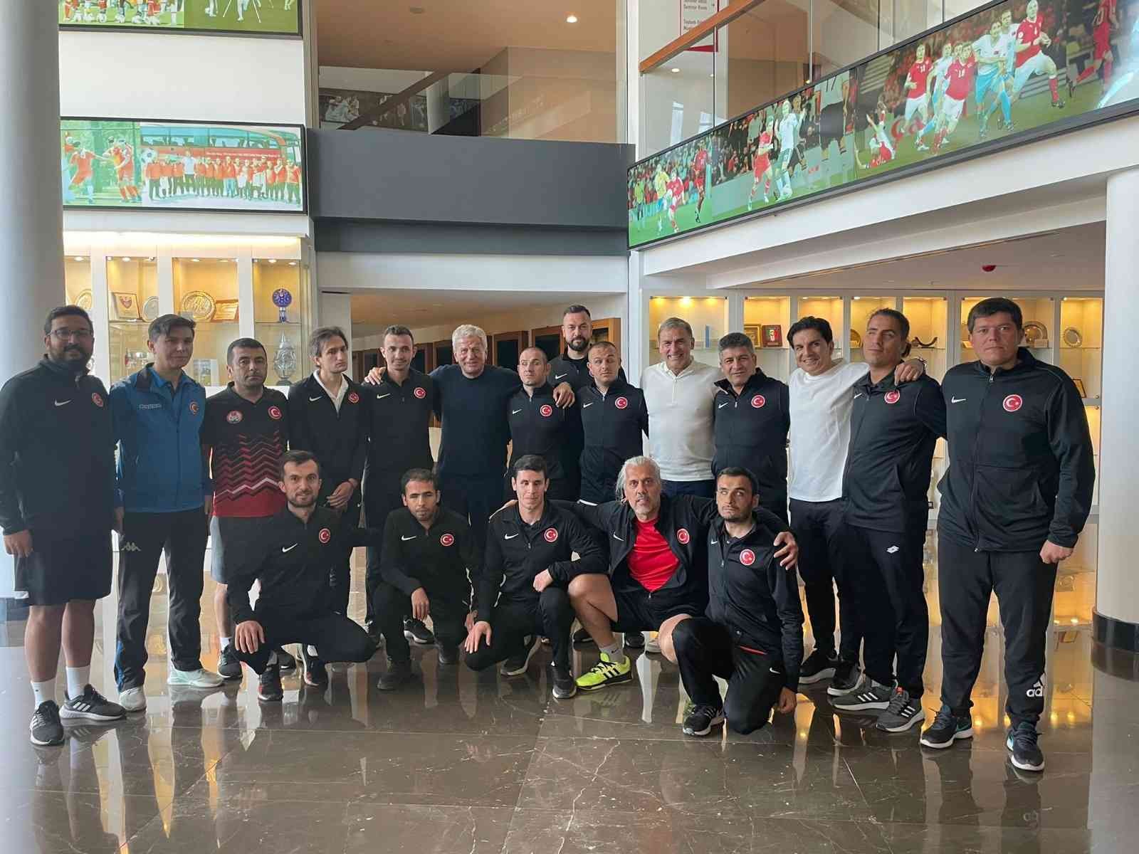 Başkan Servet Yardımcı ve Kuntz, Sesi Görenler Milli Takımı ile bir araya geldi Türkiye Futbol Federasyonu Başkanı Servet Yardımcı ve A Milli Futbol Takımı Teknik Direktörü Stefan Kuntz, TFF’nin "Türkiye Futbol Oynuyor ...