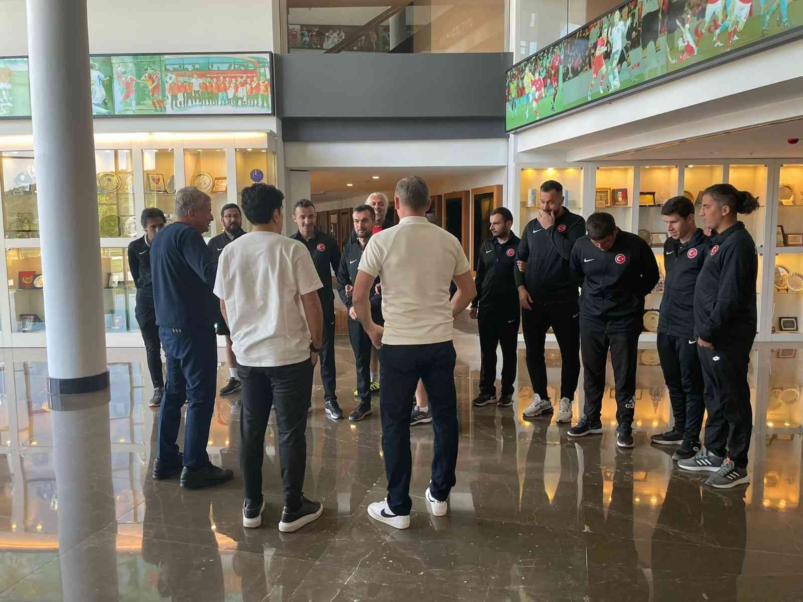 Başkan Servet Yardımcı ve Kuntz, Sesi Görenler Milli Takımı ile bir araya geldi Türkiye Futbol Federasyonu Başkanı Servet Yardımcı ve A Milli Futbol Takımı Teknik Direktörü Stefan Kuntz, TFF’nin "Türkiye Futbol Oynuyor ...