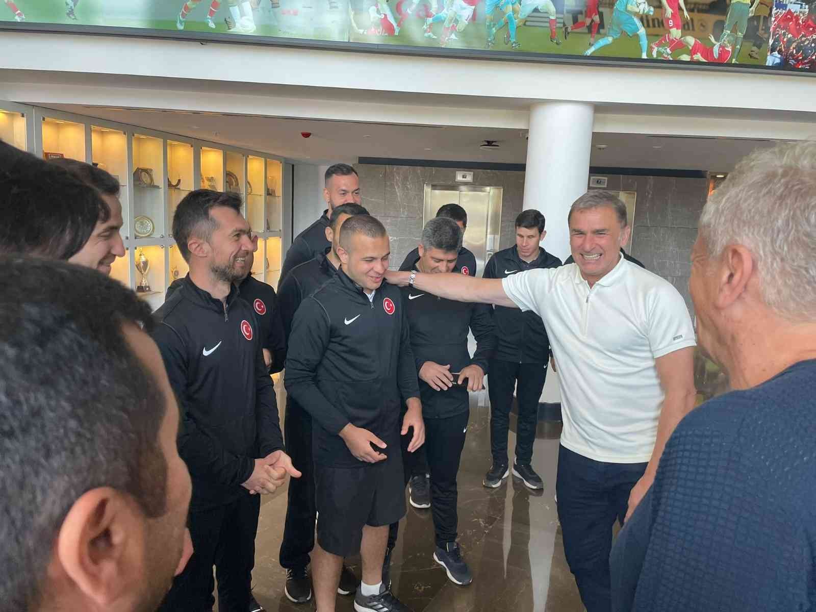 Başkan Servet Yardımcı ve Kuntz, Sesi Görenler Milli Takımı ile bir araya geldi Türkiye Futbol Federasyonu Başkanı Servet Yardımcı ve A Milli Futbol Takımı Teknik Direktörü Stefan Kuntz, TFF’nin "Türkiye Futbol Oynuyor ...