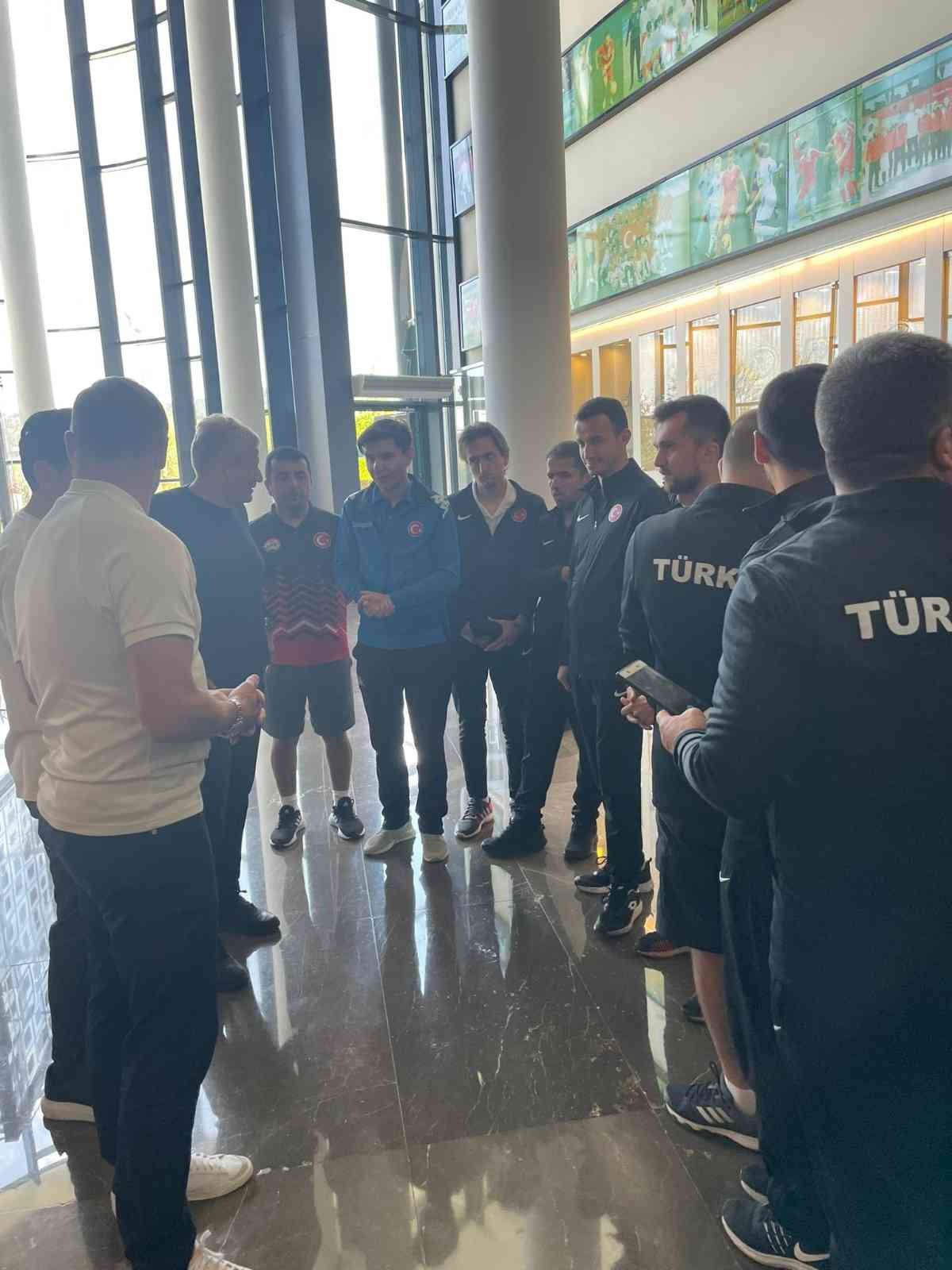 Başkan Servet Yardımcı ve Kuntz, Sesi Görenler Milli Takımı ile bir araya geldi Türkiye Futbol Federasyonu Başkanı Servet Yardımcı ve A Milli Futbol Takımı Teknik Direktörü Stefan Kuntz, TFF’nin "Türkiye Futbol Oynuyor ...