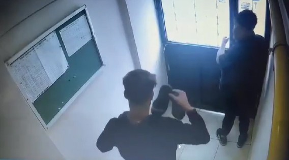 Bayram dinlemeden ayakkabı çalan hırsızlar güvenlik kameralarına yakalandı Tekirdağ’da kapı önlerindeki ayakkabıları çalan iki hırsız, apartmanın güvenlik kameralarınca saniye saniye görüntülendi. Olay, Bahçelievler ...