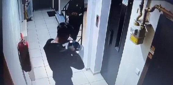 Bayram dinlemeden ayakkabı çalan hırsızlar güvenlik kameralarına yakalandı Tekirdağ’da kapı önlerindeki ayakkabıları çalan iki hırsız, apartmanın güvenlik kameralarınca saniye saniye görüntülendi. Olay, Bahçelievler ...
