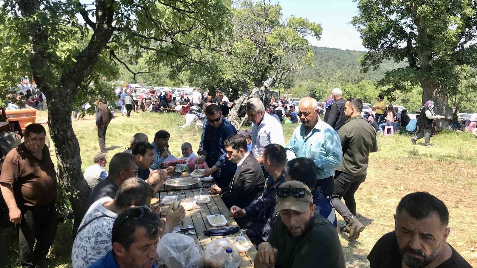 Çanakkale’nin Bayramiç ilçesine bağlı 70 haneli Karaibrahimler Köyü Gökçiçek mevkiinde 20 bin kişinin katılımı ile Garipçe Hayrı yapıldı ...