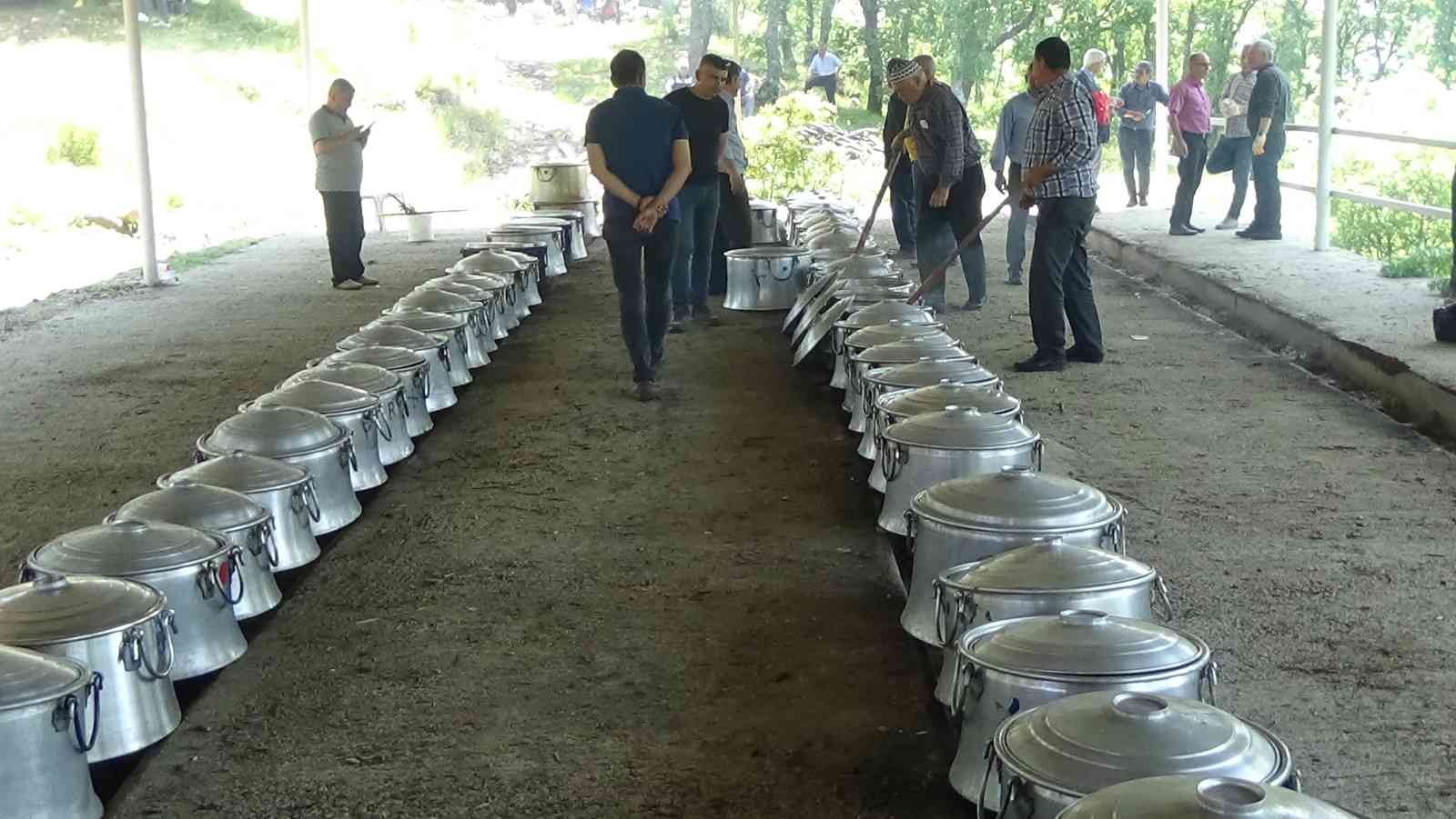 Çanakkale’nin Bayramiç ilçesine bağlı 70 haneli Karaibrahimler Köyü Gökçiçek mevkiinde 20 bin kişinin katılımı ile Garipçe Hayrı yapıldı ...