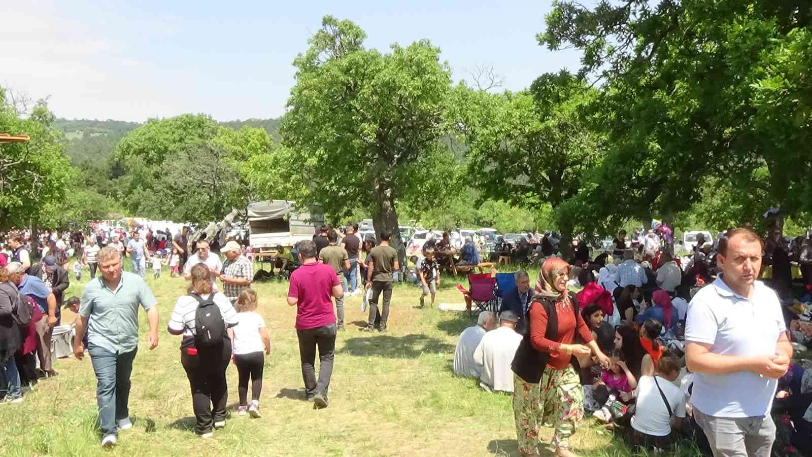 Çanakkale’nin Bayramiç ilçesine bağlı 70 haneli Karaibrahimler Köyü Gökçiçek mevkiinde 20 bin kişinin katılımı ile Garipçe Hayrı yapıldı ...