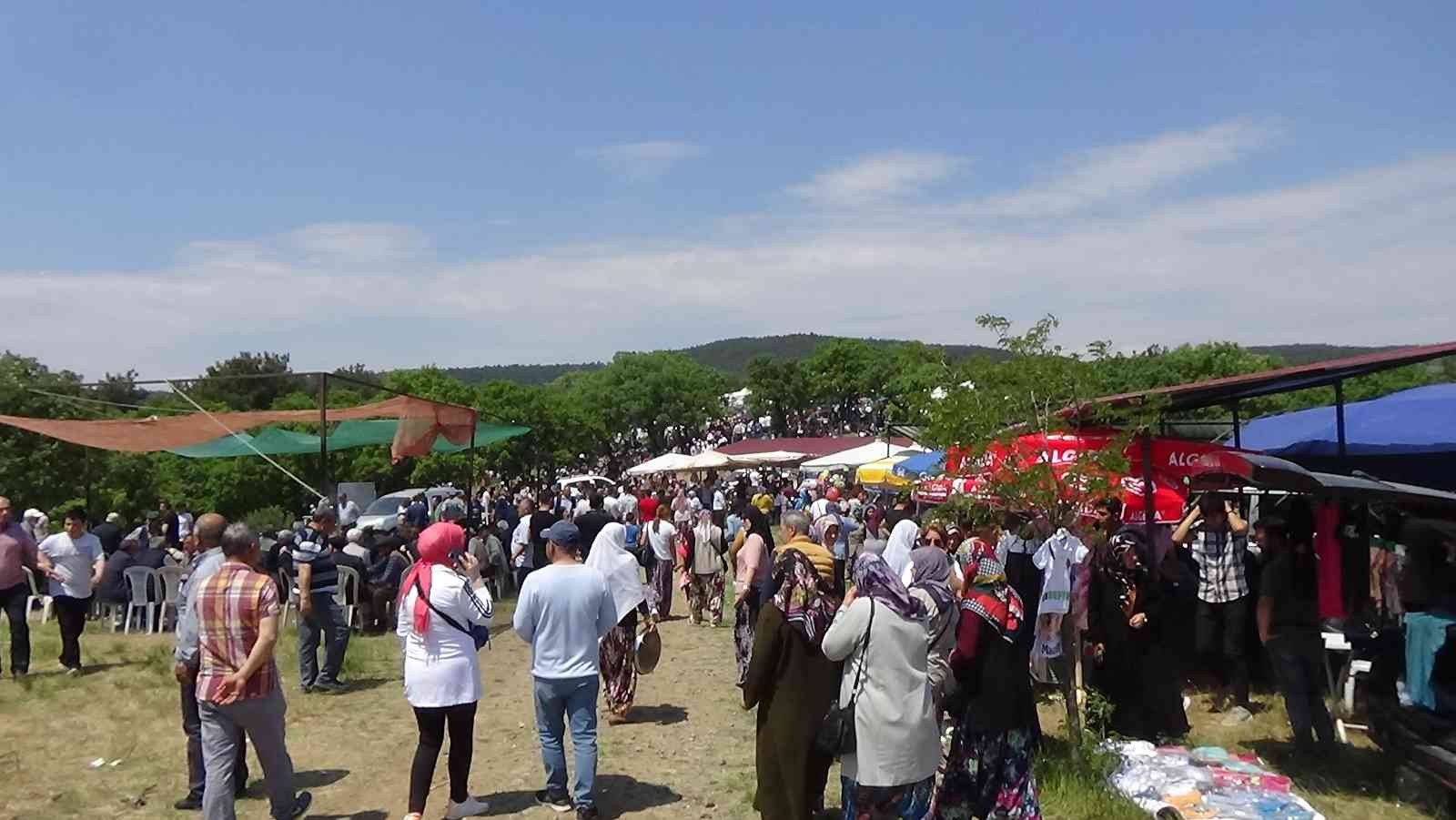 Çanakkale’nin Bayramiç ilçesine bağlı 70 haneli Karaibrahimler Köyü Gökçiçek mevkiinde 20 bin kişinin katılımı ile Garipçe Hayrı yapıldı ...