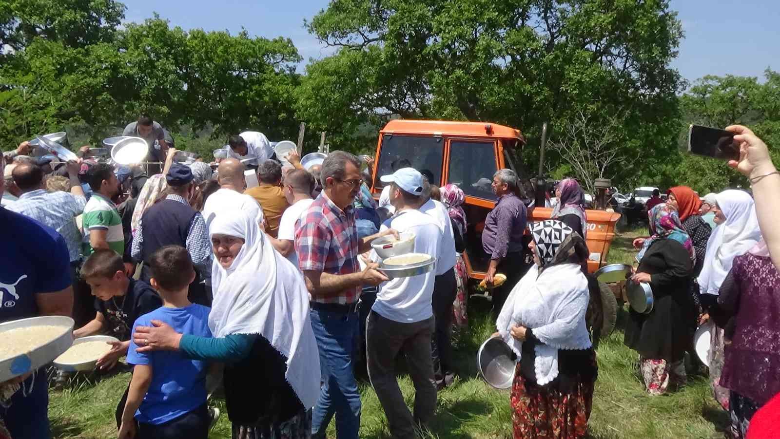 Çanakkale’nin Bayramiç ilçesine bağlı 70 haneli Karaibrahimler Köyü Gökçiçek mevkiinde 20 bin kişinin katılımı ile Garipçe Hayrı yapıldı ...