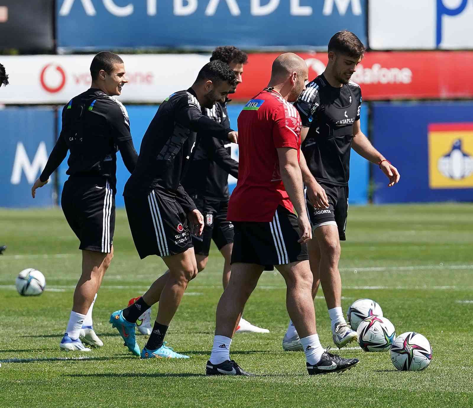 Süper Lig’in 36. haftasında Fenerbahçe’yi konuk edecek olan Beşiktaş, derbinin hazırlıklarını sabah yaptığı antrenmanla sürdürdü. Spor Toto Süper ...