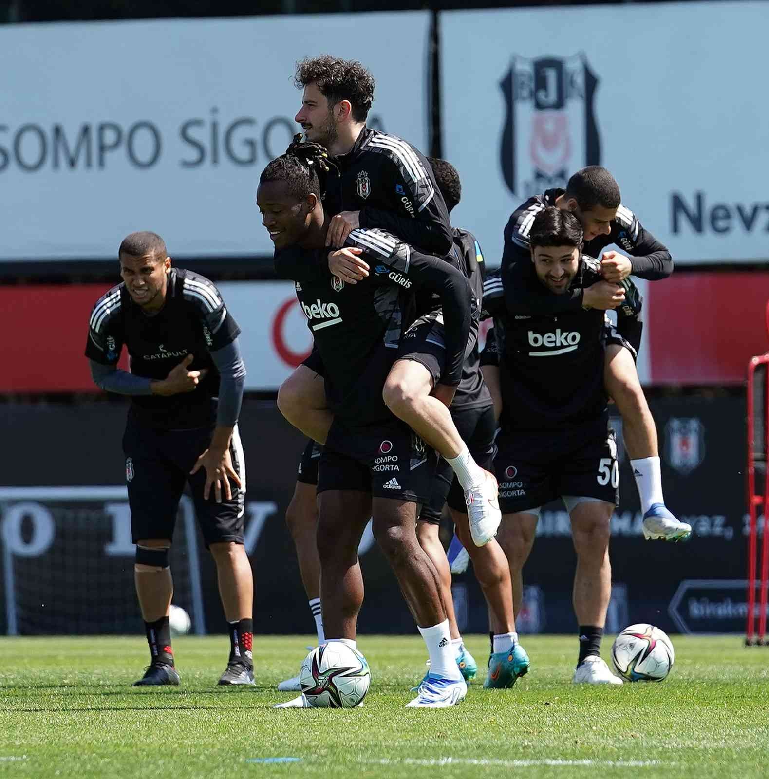 Süper Lig’in 36. haftasında Fenerbahçe’yi konuk edecek olan Beşiktaş, derbinin hazırlıklarını sabah yaptığı antrenmanla sürdürdü. Spor Toto Süper ...