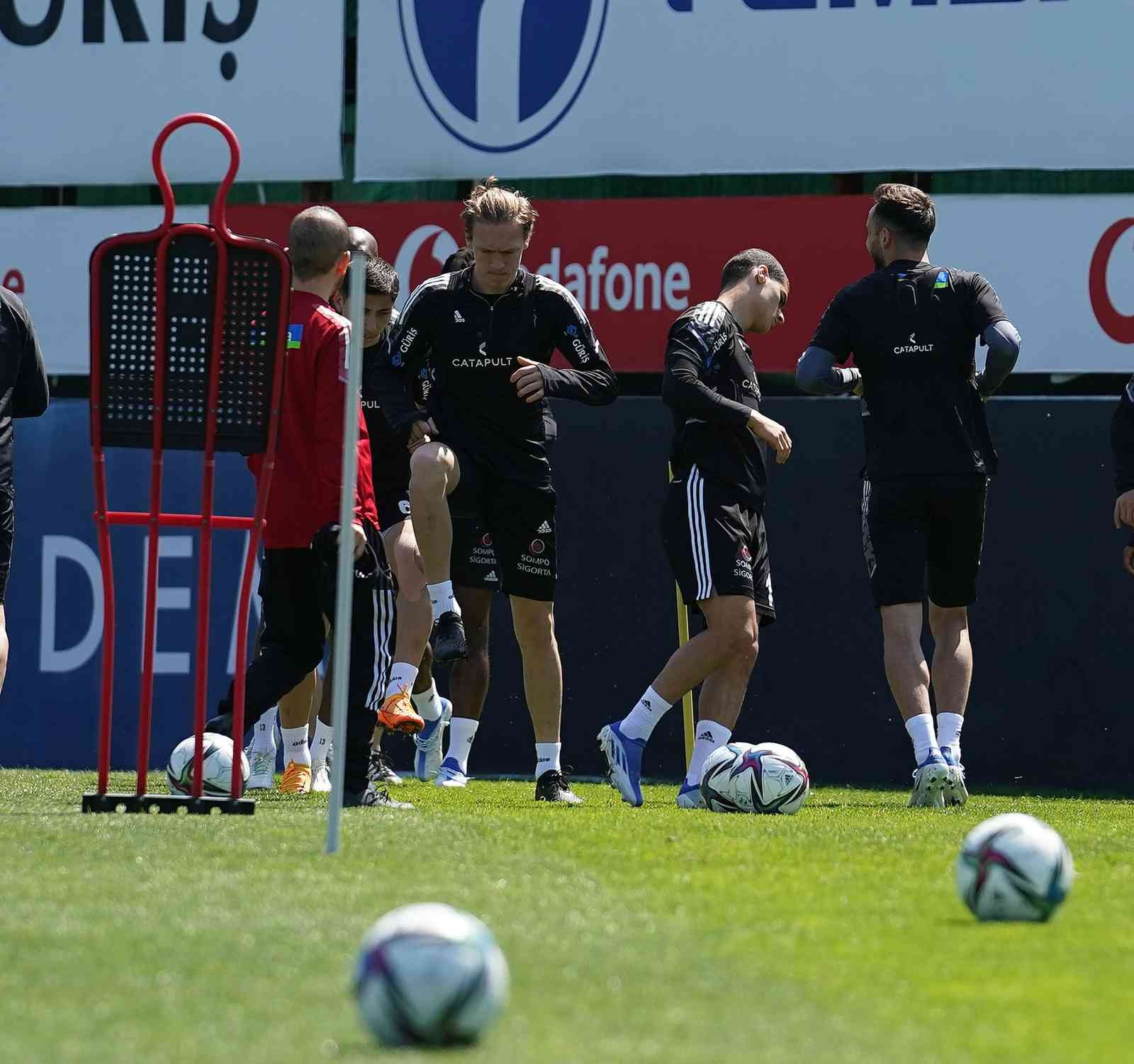 Süper Lig’in 36. haftasında Fenerbahçe’yi konuk edecek olan Beşiktaş, derbinin hazırlıklarını sabah yaptığı antrenmanla sürdürdü. Spor Toto Süper ...