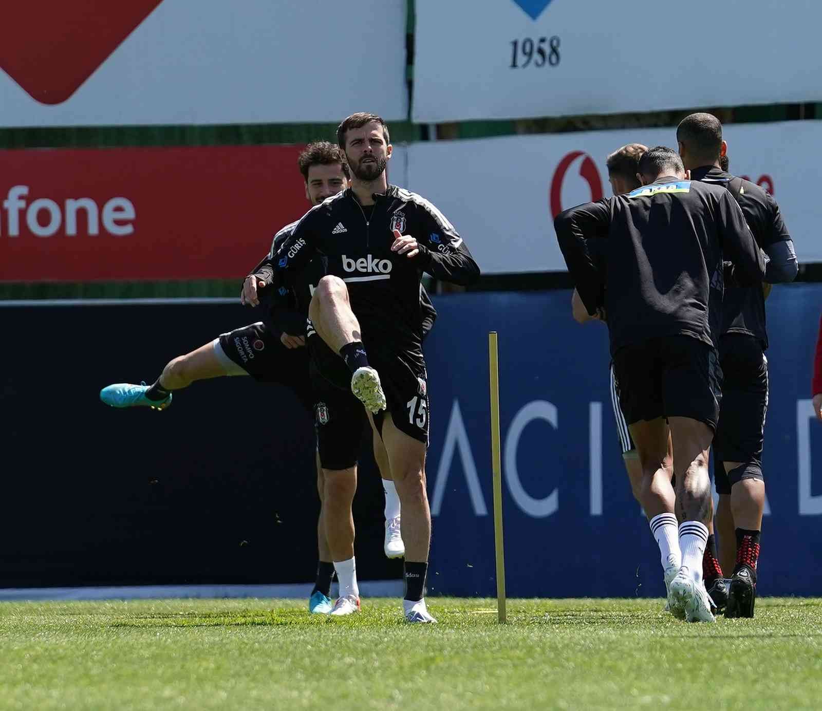 Süper Lig’in 36. haftasında Fenerbahçe’yi konuk edecek olan Beşiktaş, derbinin hazırlıklarını sabah yaptığı antrenmanla sürdürdü. Spor Toto Süper ...