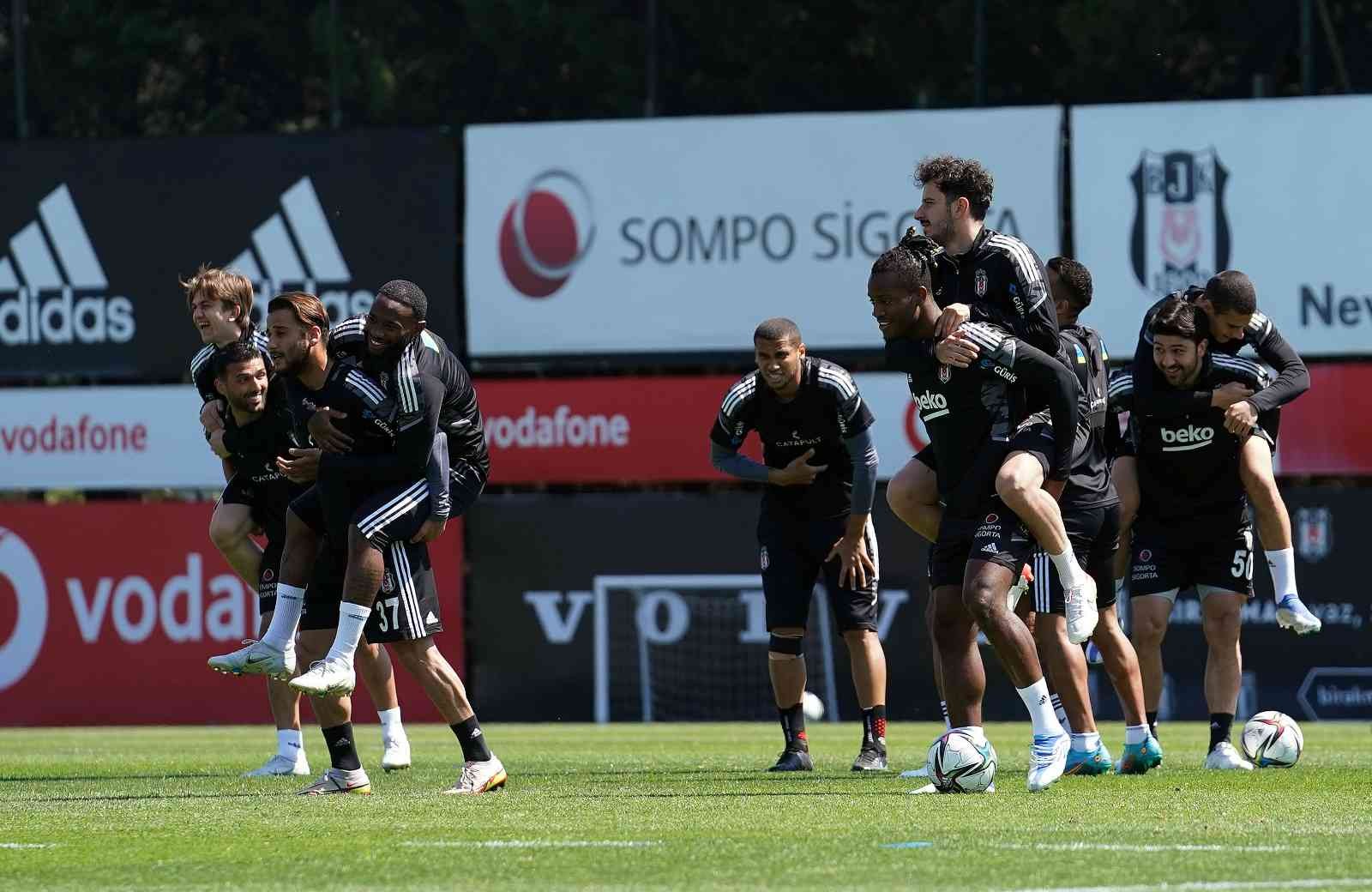 Süper Lig’in 36. haftasında Fenerbahçe’yi konuk edecek olan Beşiktaş, derbinin hazırlıklarını sabah yaptığı antrenmanla sürdürdü. Spor Toto Süper ...